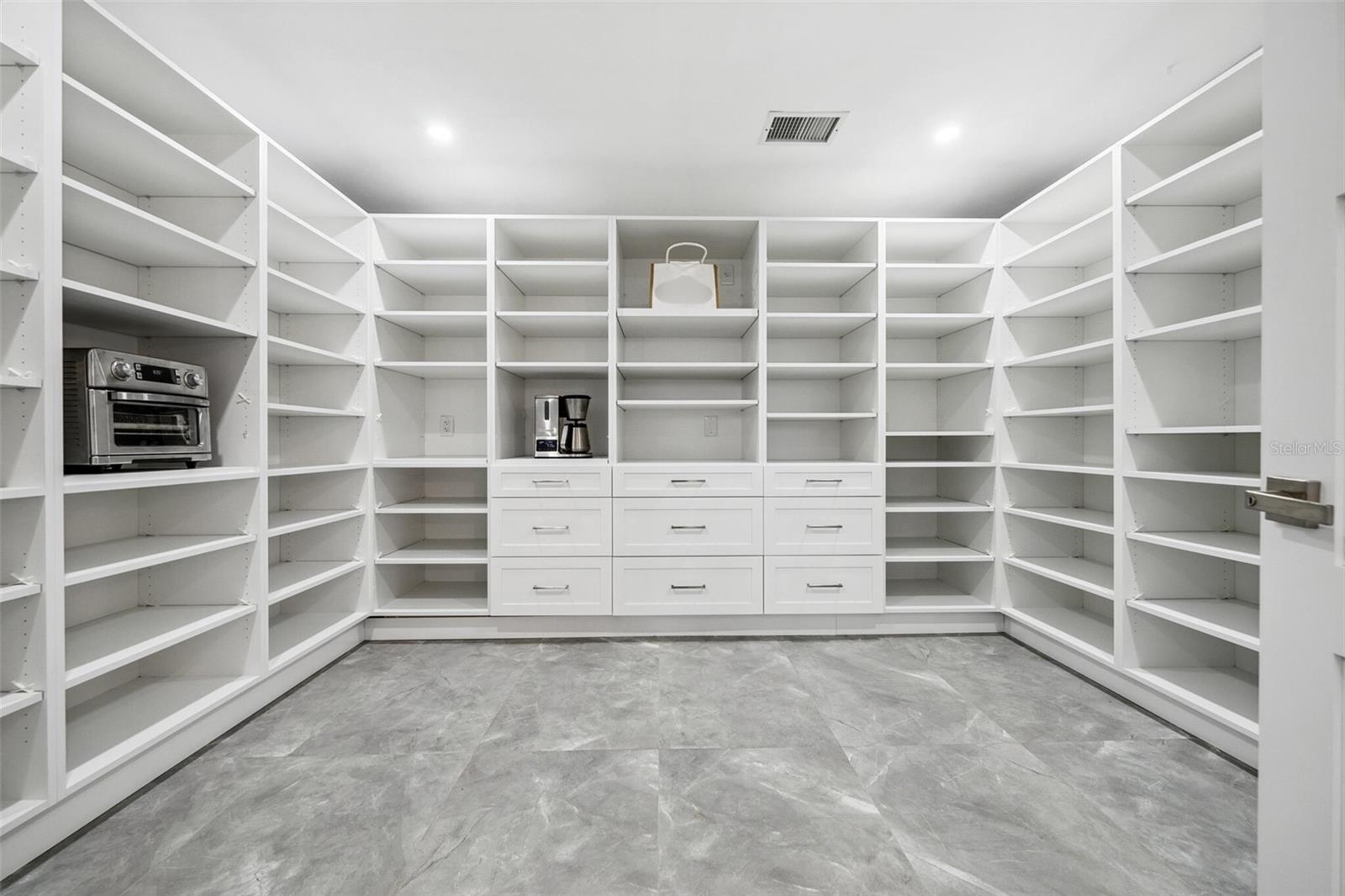 Listing photo id 12 for 4837 Tarpon Avenue