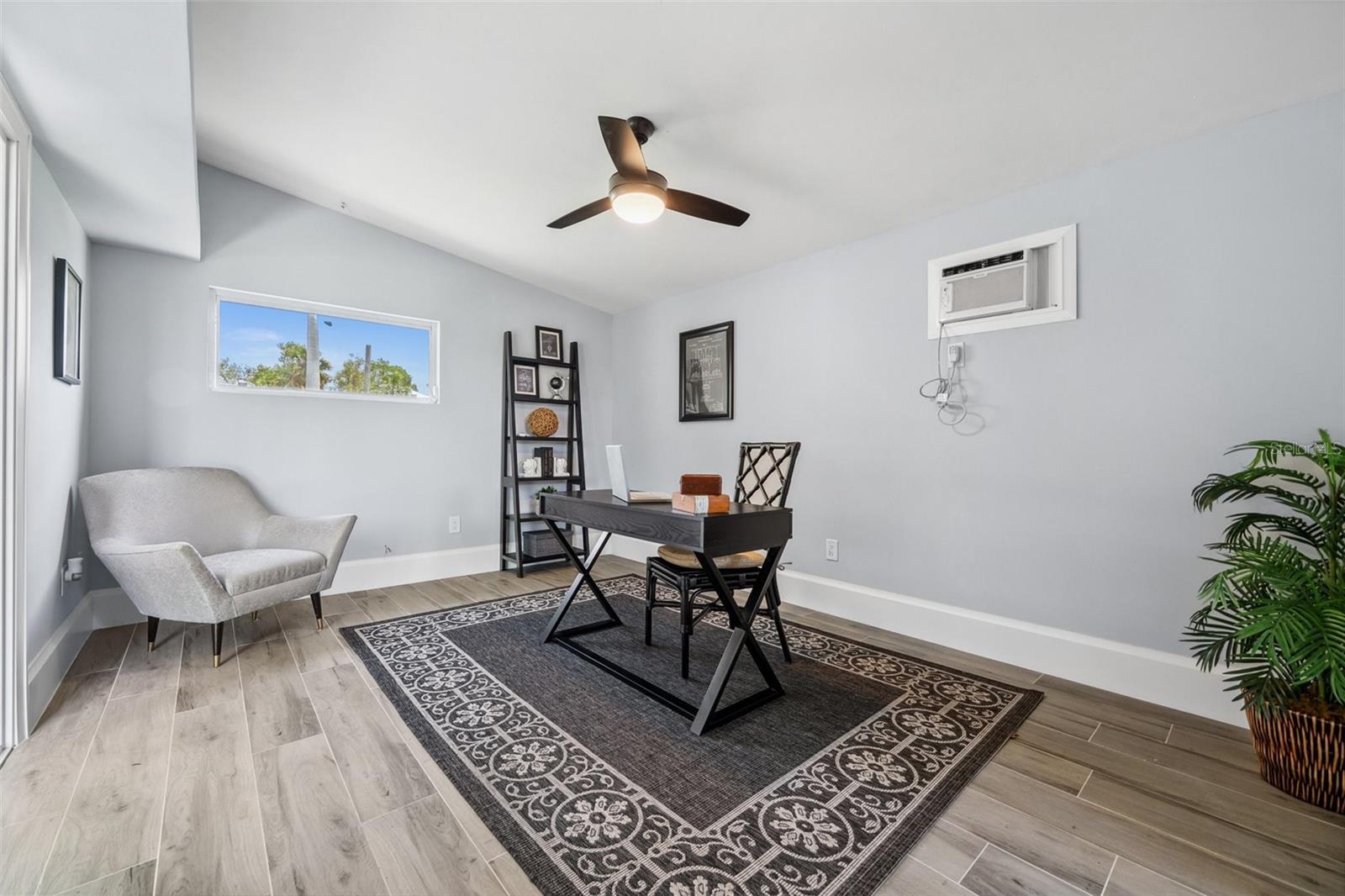 Listing photo id 24 for 4837 Tarpon Avenue