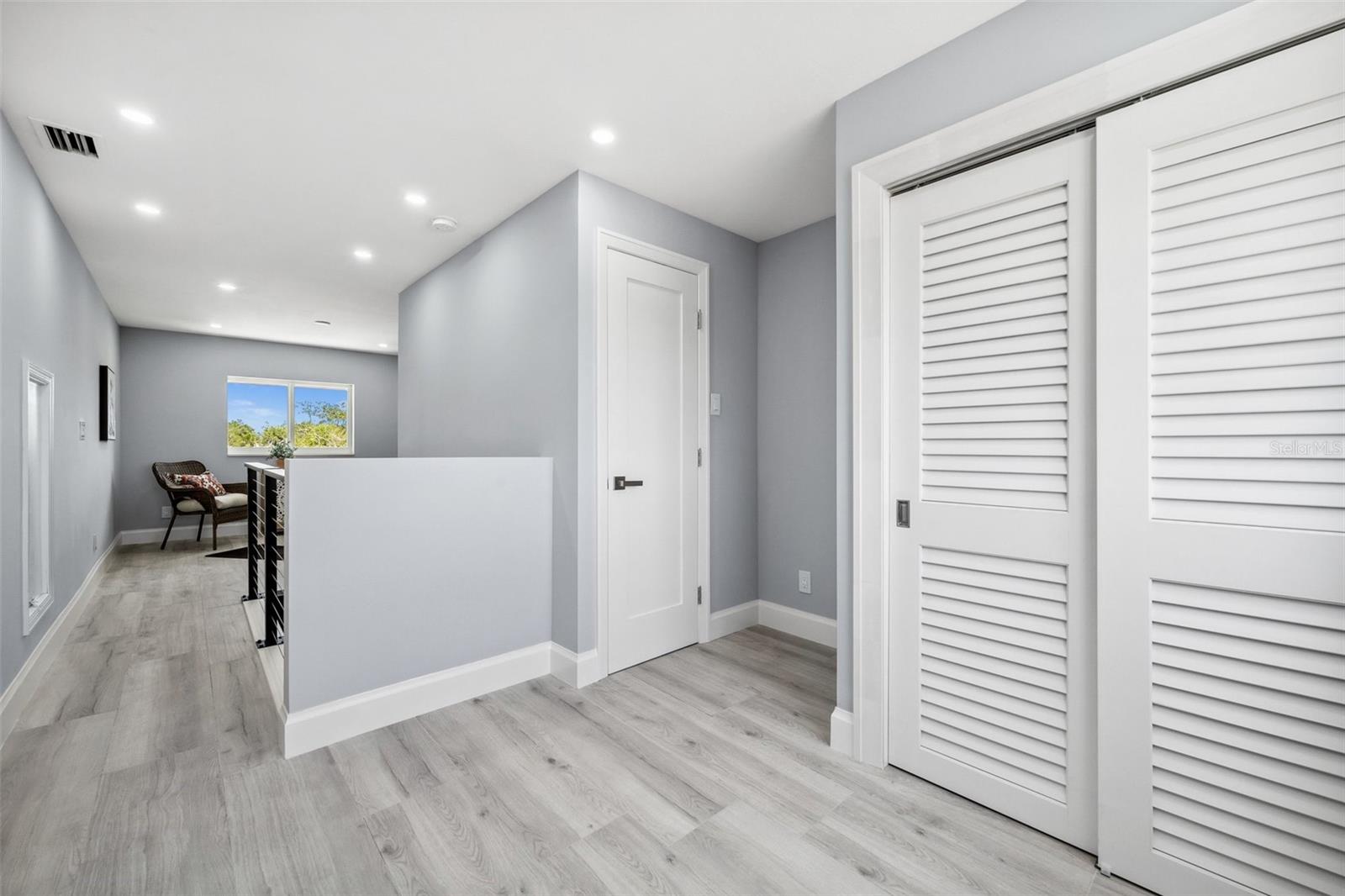 Listing photo id 39 for 4837 Tarpon Avenue