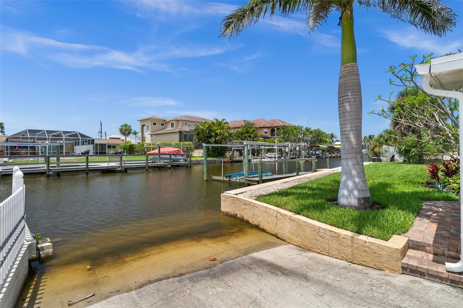 Listing photo id 44 for 4837 Tarpon Avenue
