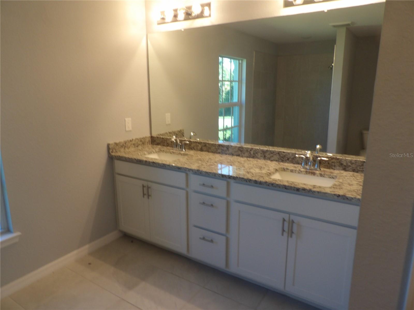 Listing photo id 13 for 7653 Minardi Street