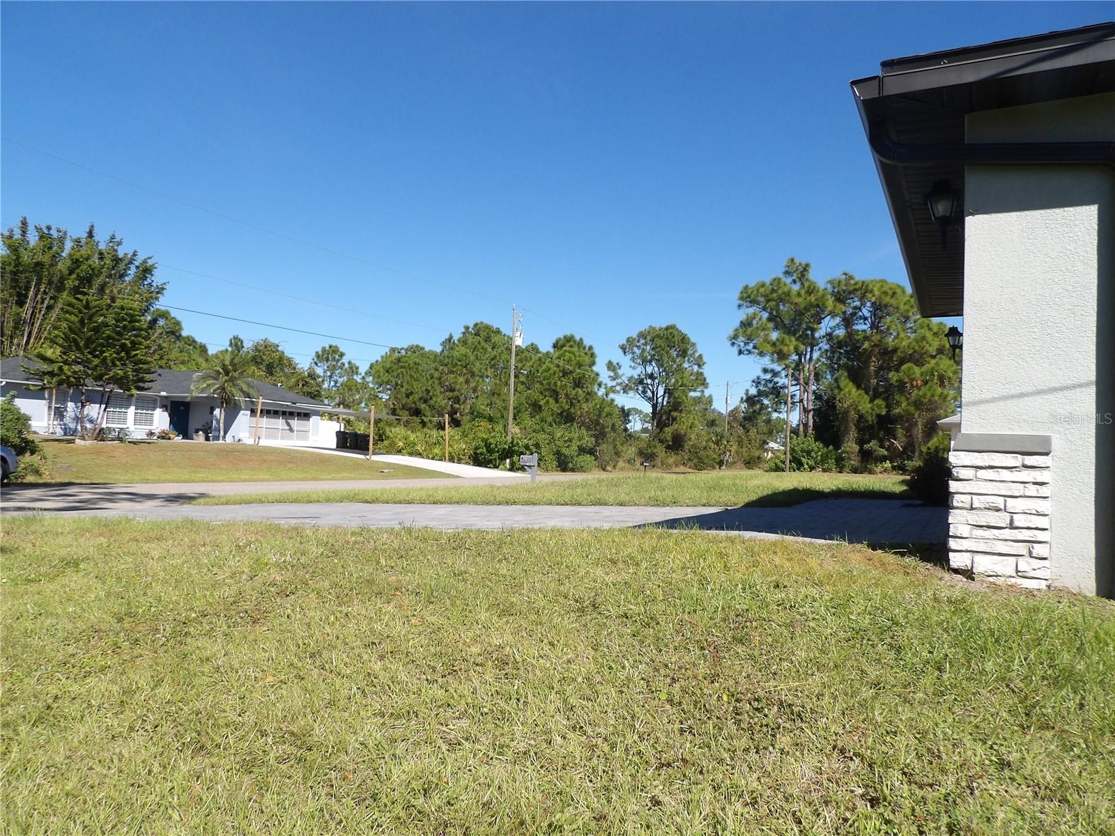 Listing photo id 16 for 7653 Minardi Street