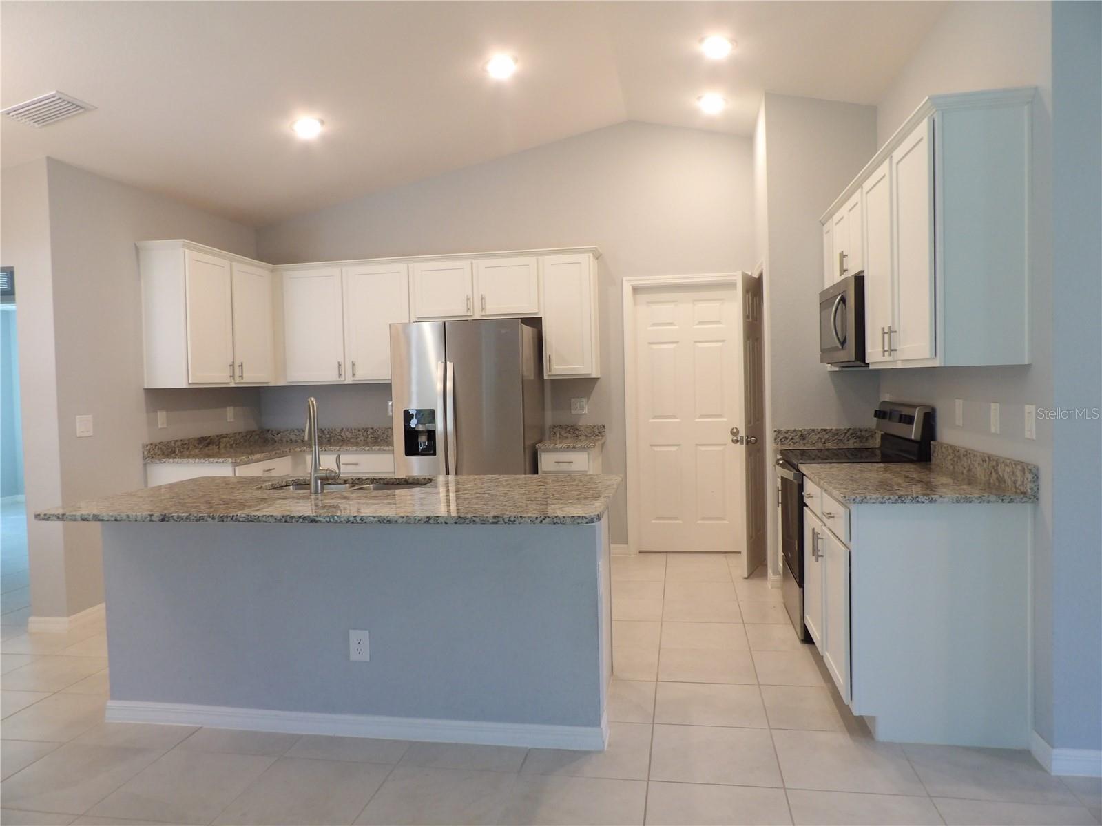 Listing photo id 2 for 7653 Minardi Street