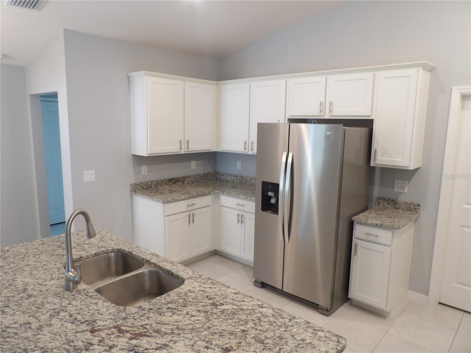 Listing photo id 3 for 7653 Minardi Street