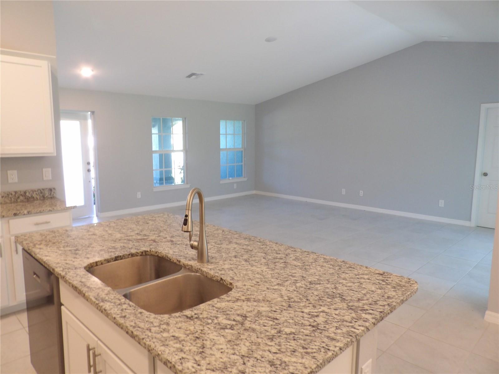 Listing photo id 4 for 7653 Minardi Street