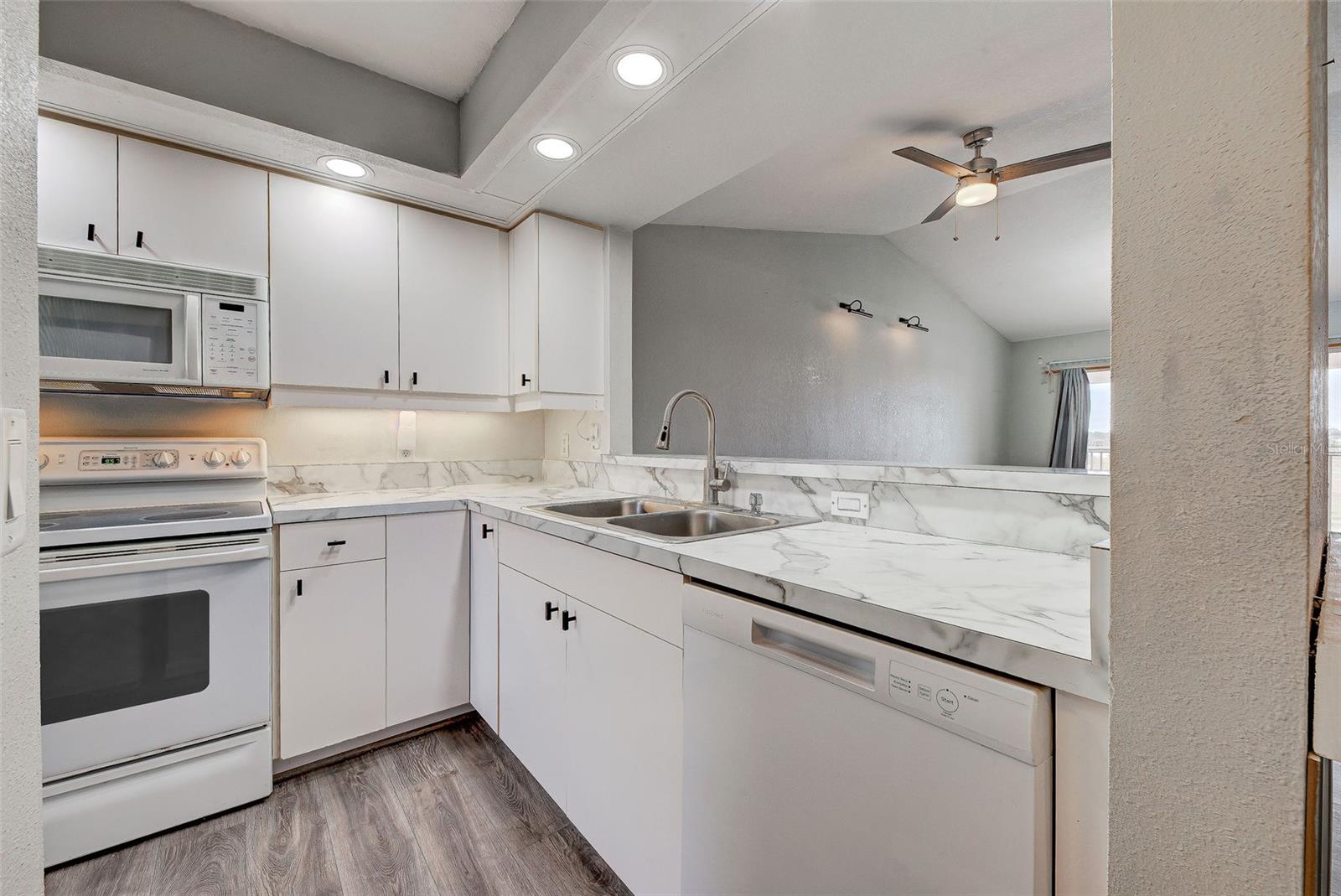 Image 18 of 56 For 5800 Sabal Trace Drive 606