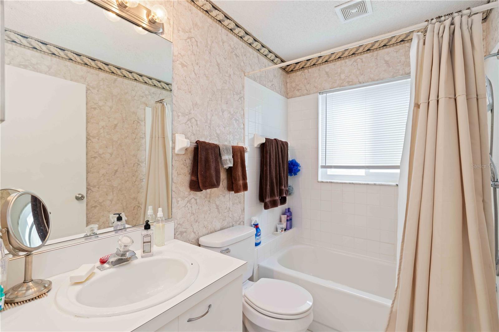 Image 16 of 30 For 4513 Dover Street Circle E