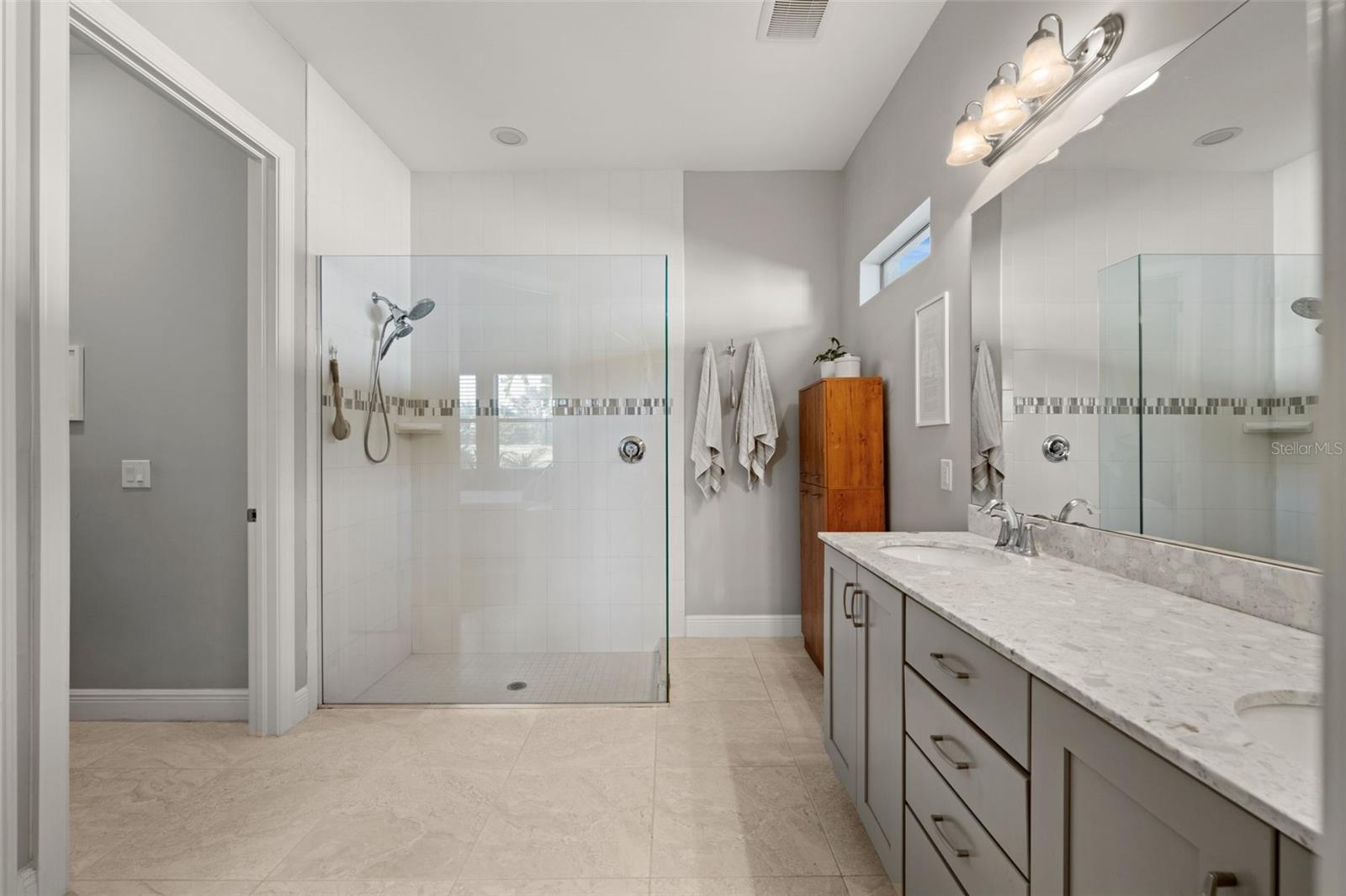 Image 18 of 72 For 10661 Essex Square Boulevard