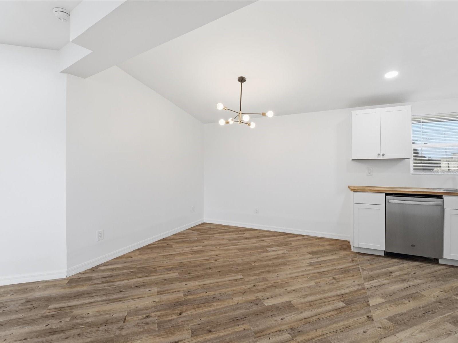 Image 10 of 33 For 111 Francis Drive Ne