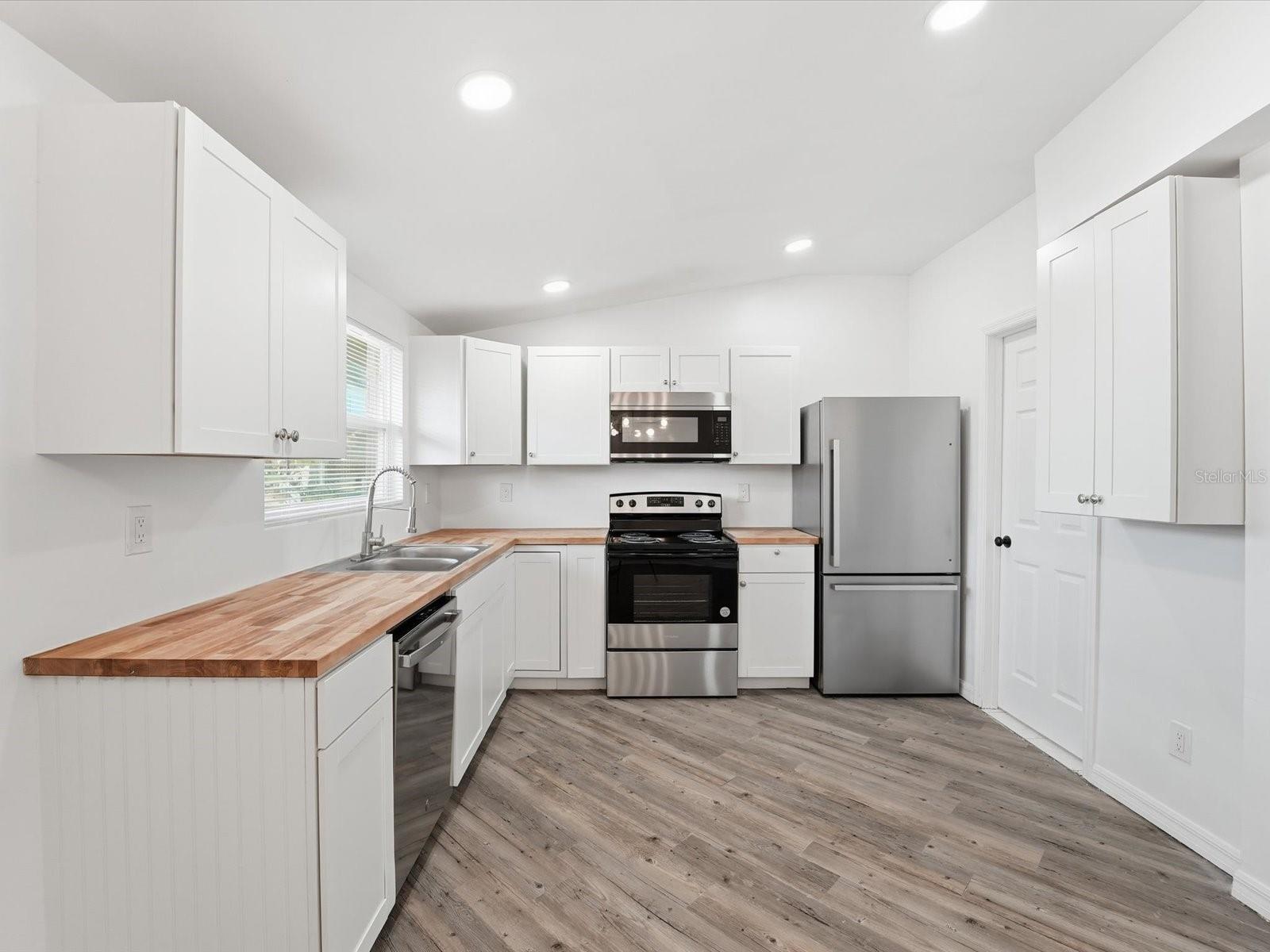 Image 11 of 33 For 111 Francis Drive Ne