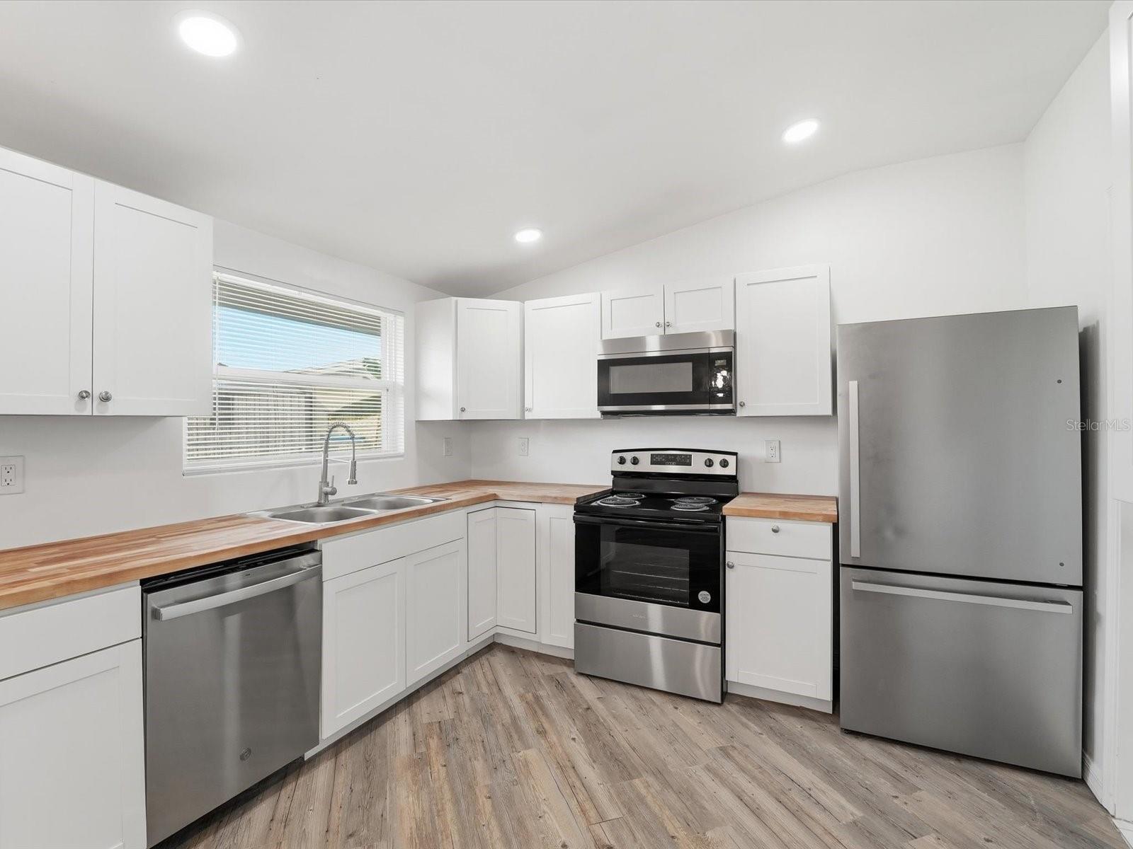 Image 12 of 33 For 111 Francis Drive Ne