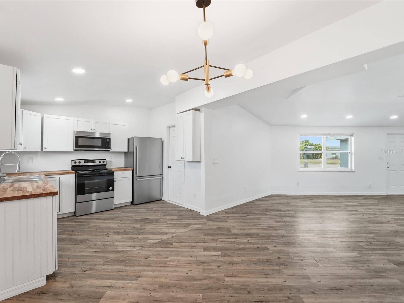 Image 13 of 33 For 111 Francis Drive Ne