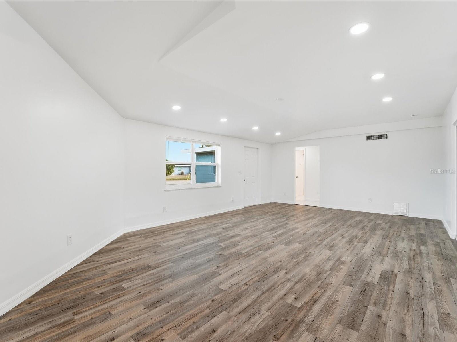 Image 6 of 33 For 111 Francis Drive Ne