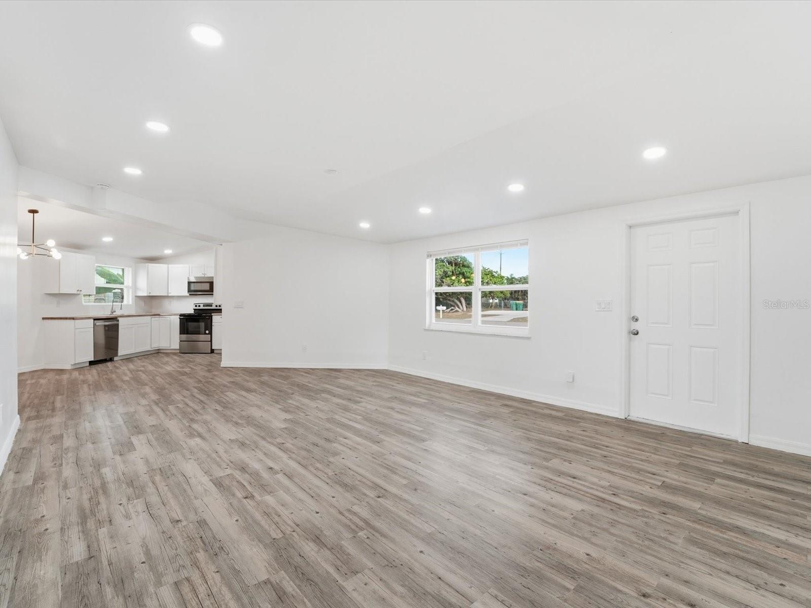 Image 8 of 33 For 111 Francis Drive Ne