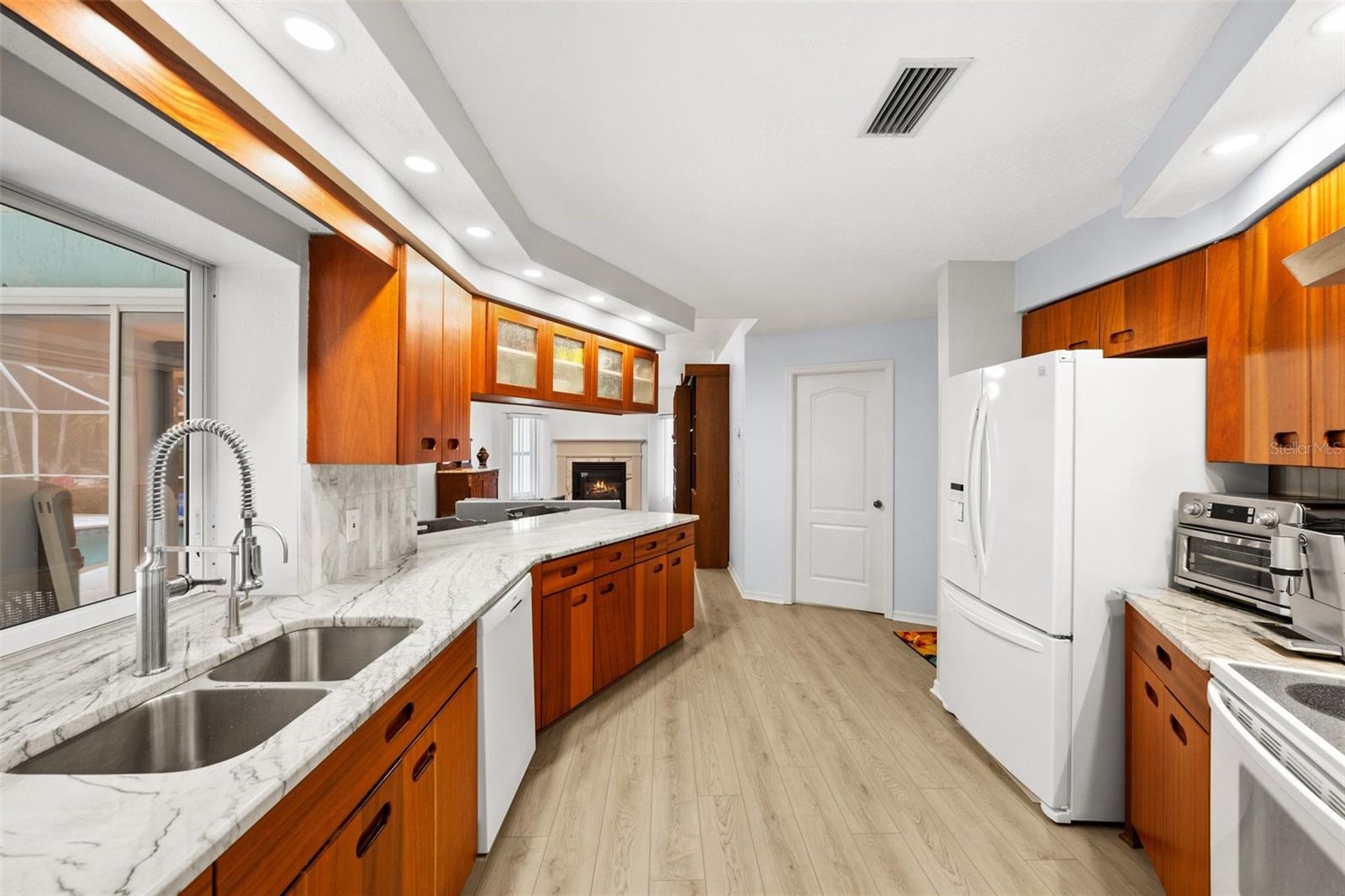 Image 11 of 39 For 840 Van Gogh Road