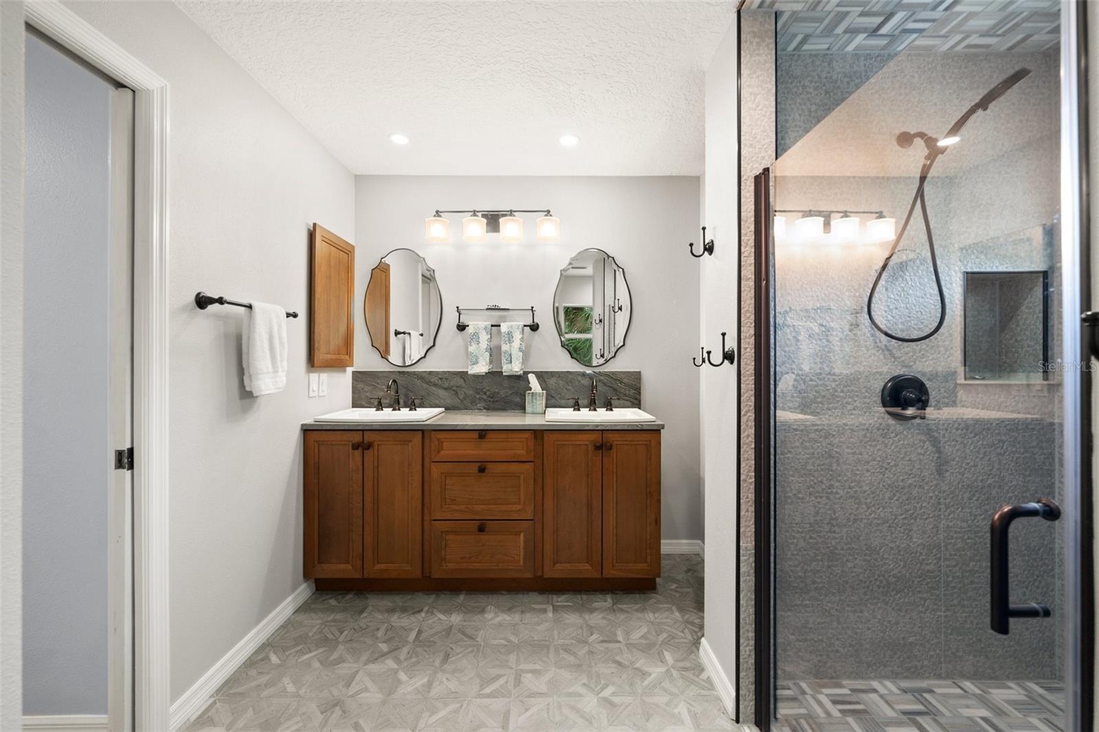 Image 22 of 39 For 840 Van Gogh Road