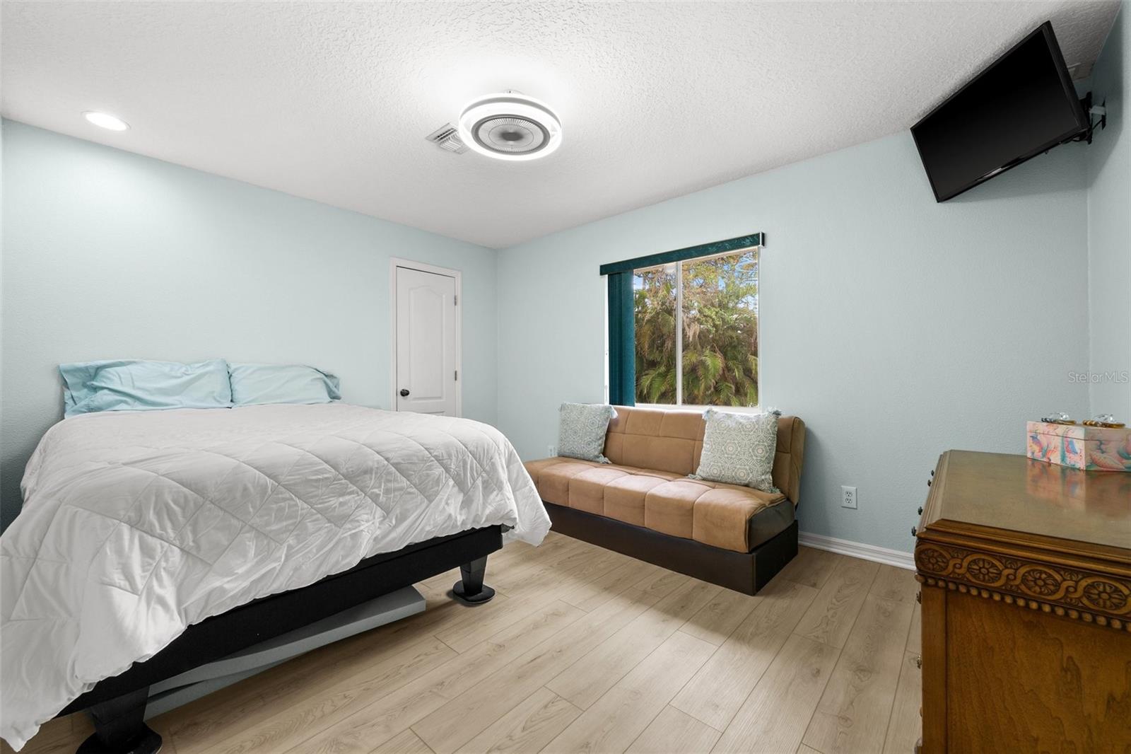 Image 24 of 39 For 840 Van Gogh Road