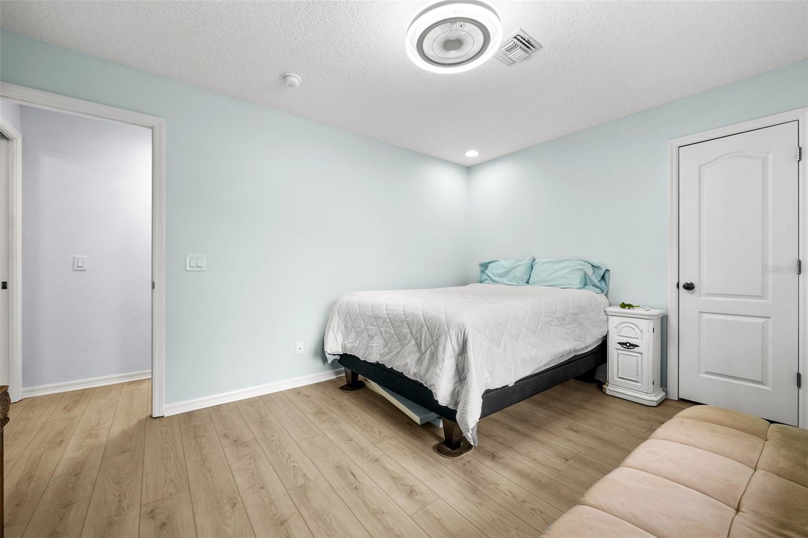 Image 25 of 39 For 840 Van Gogh Road