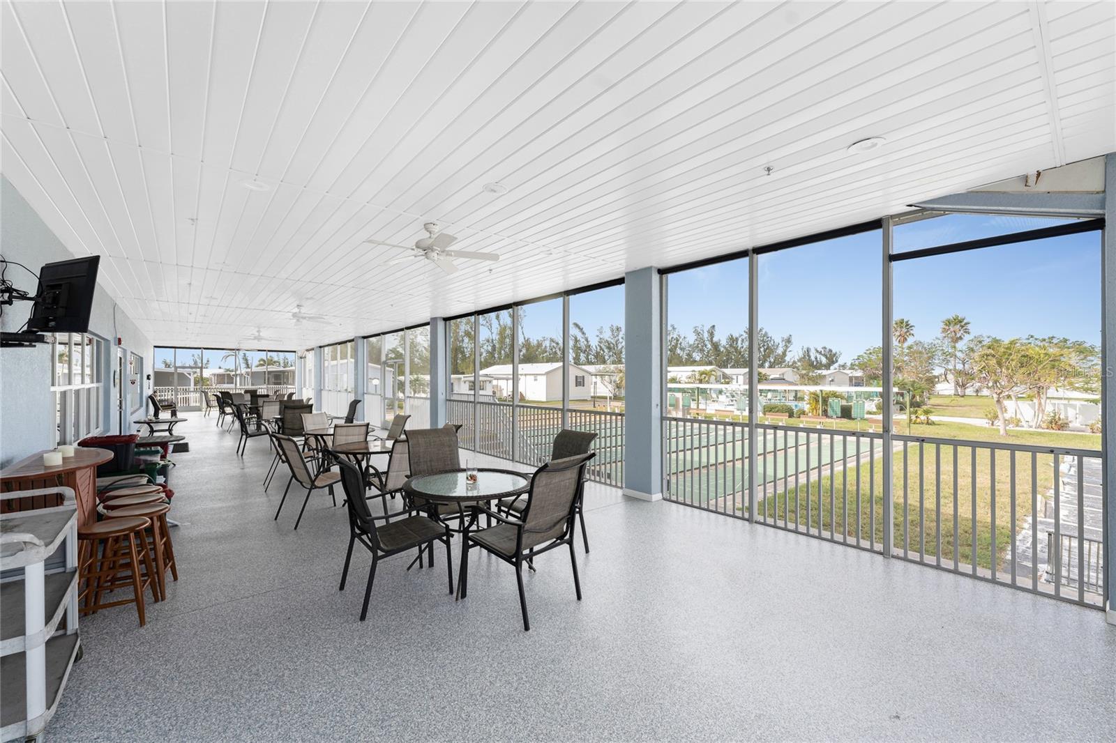 Image 41 of 54 For 4300 Riverside Drive 106