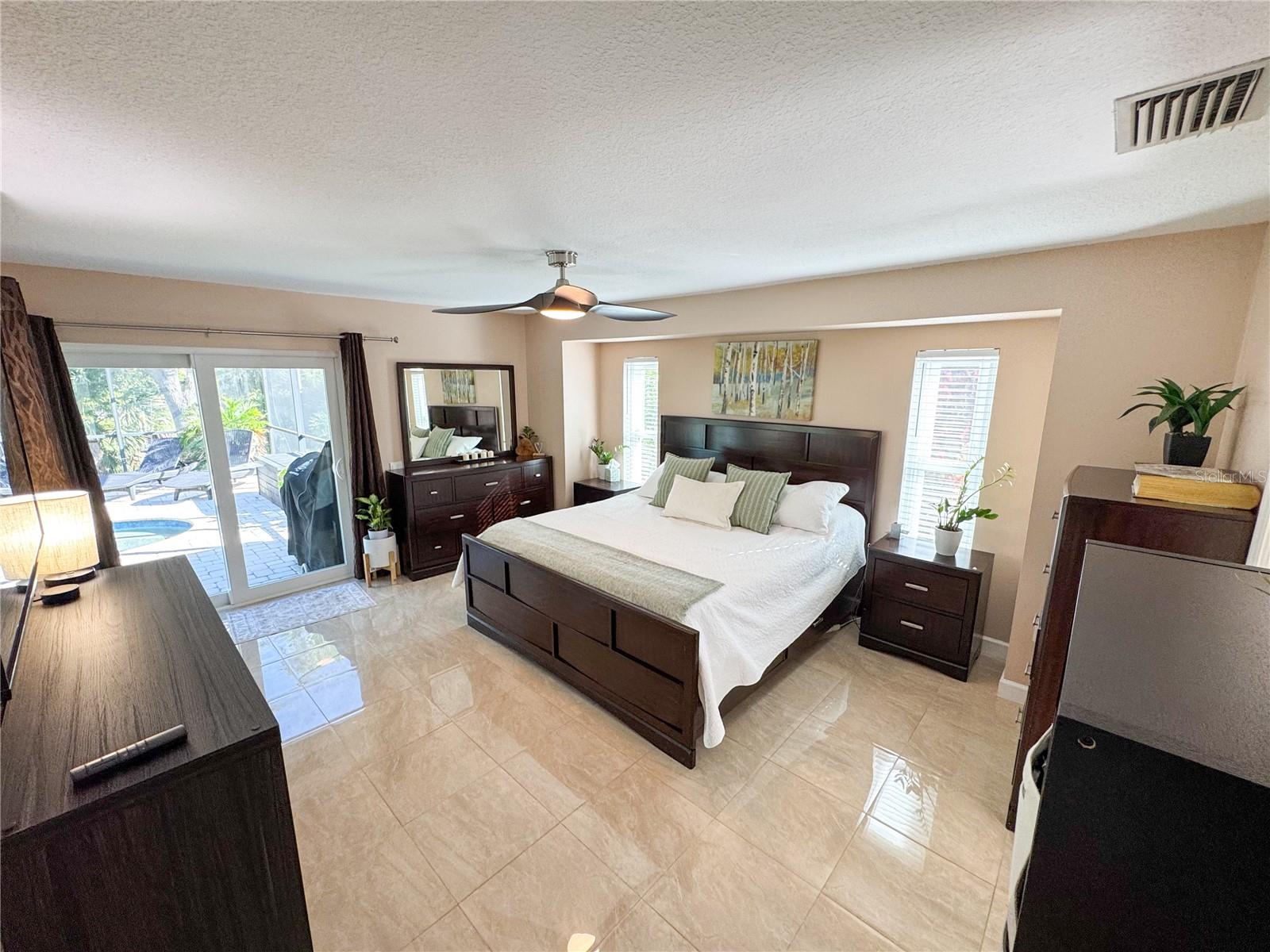 Image 7 of 45 For 2750 Abbotsford Street