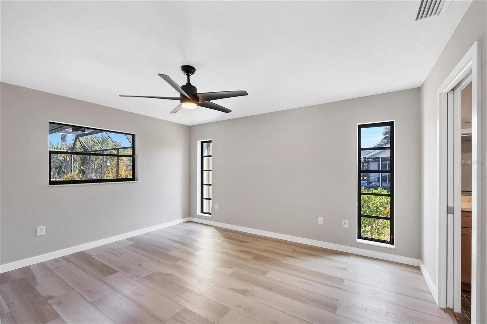 Image 17 of 19 For 404 Firethorn Avenue