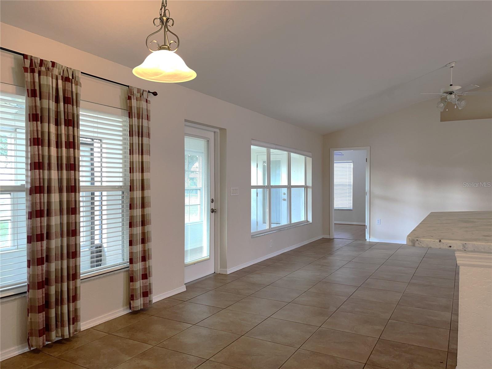 Listing photo id 21 for 117 Angol Street