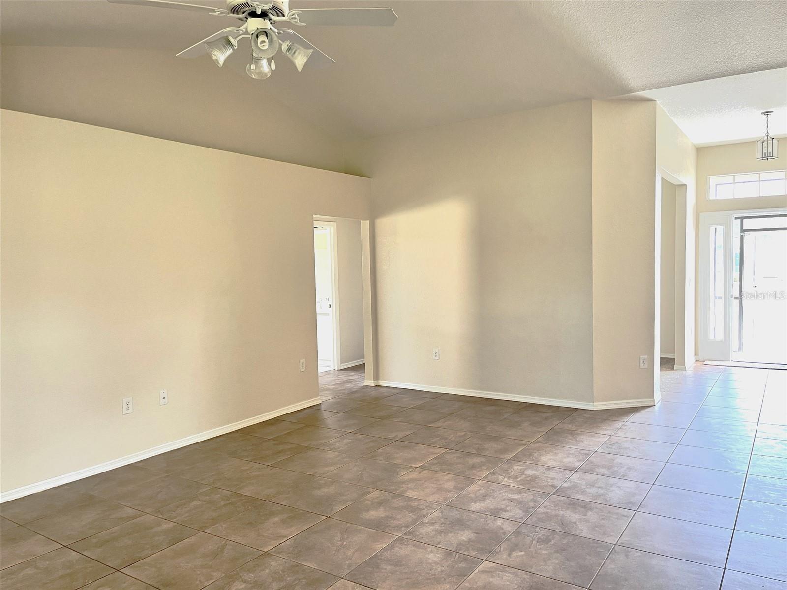 Listing photo id 40 for 117 Angol Street