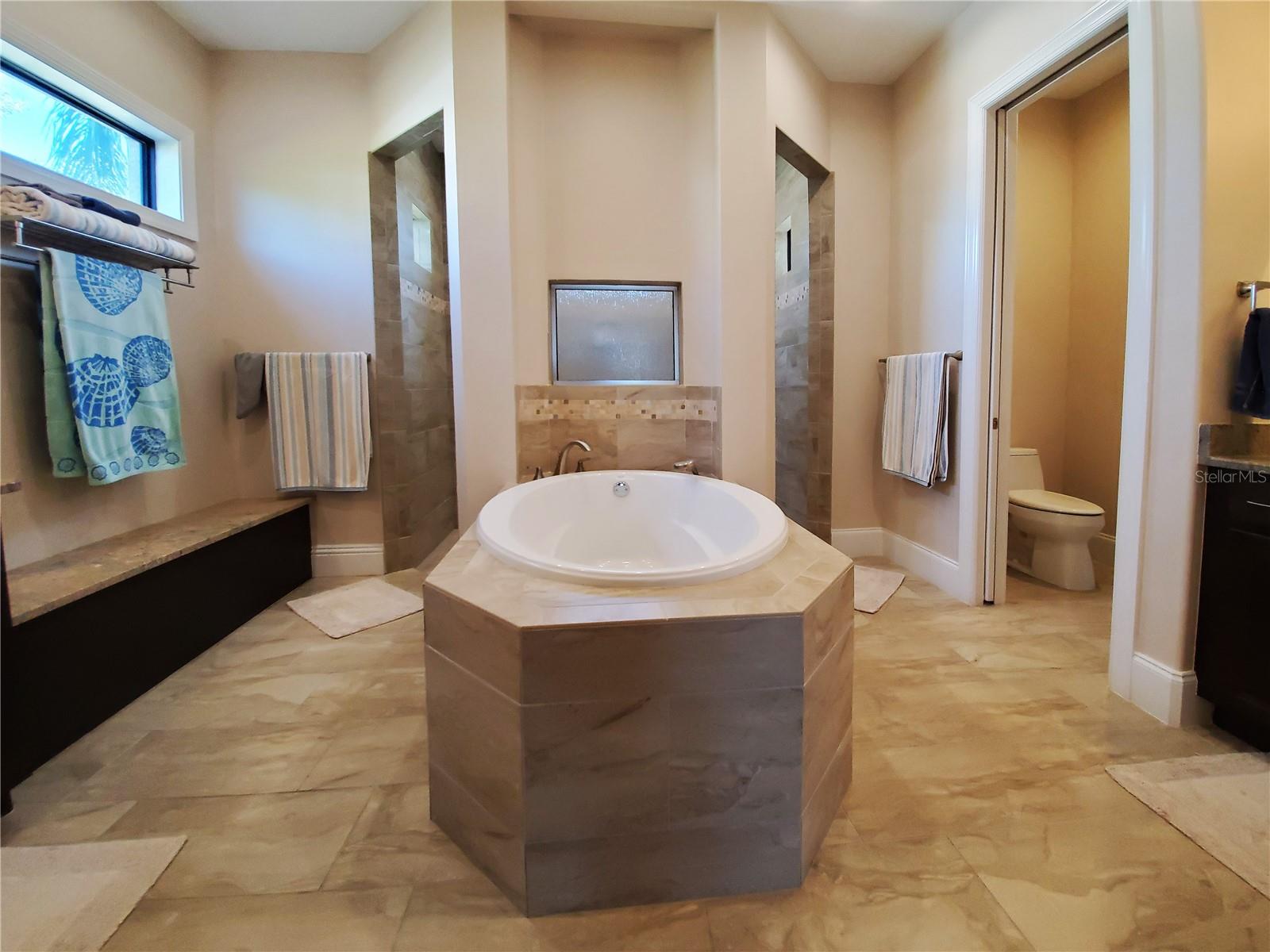 Image 14 of 52 For 185 Colony Point Dr.