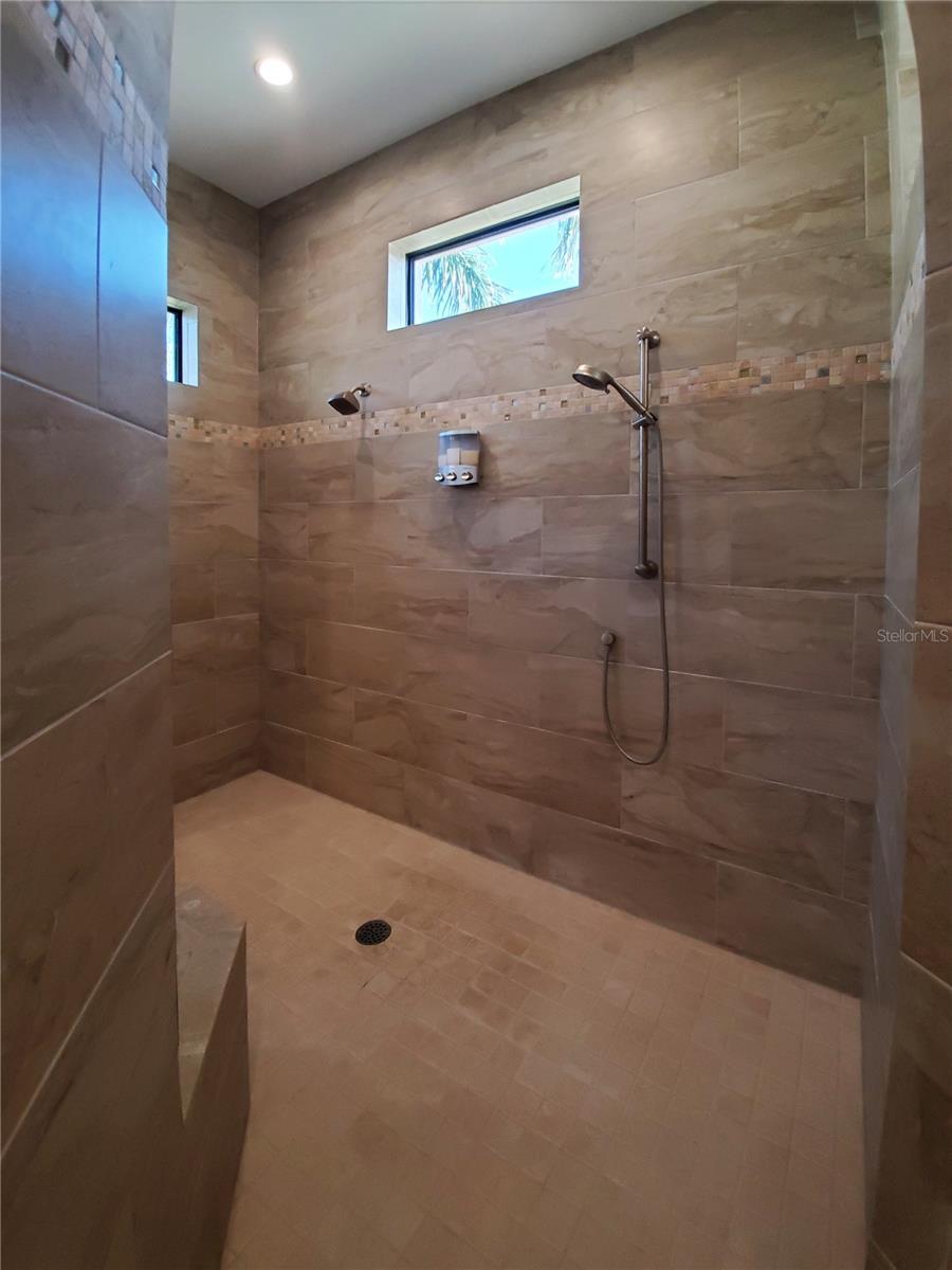 Image 18 of 52 For 185 Colony Point Dr.