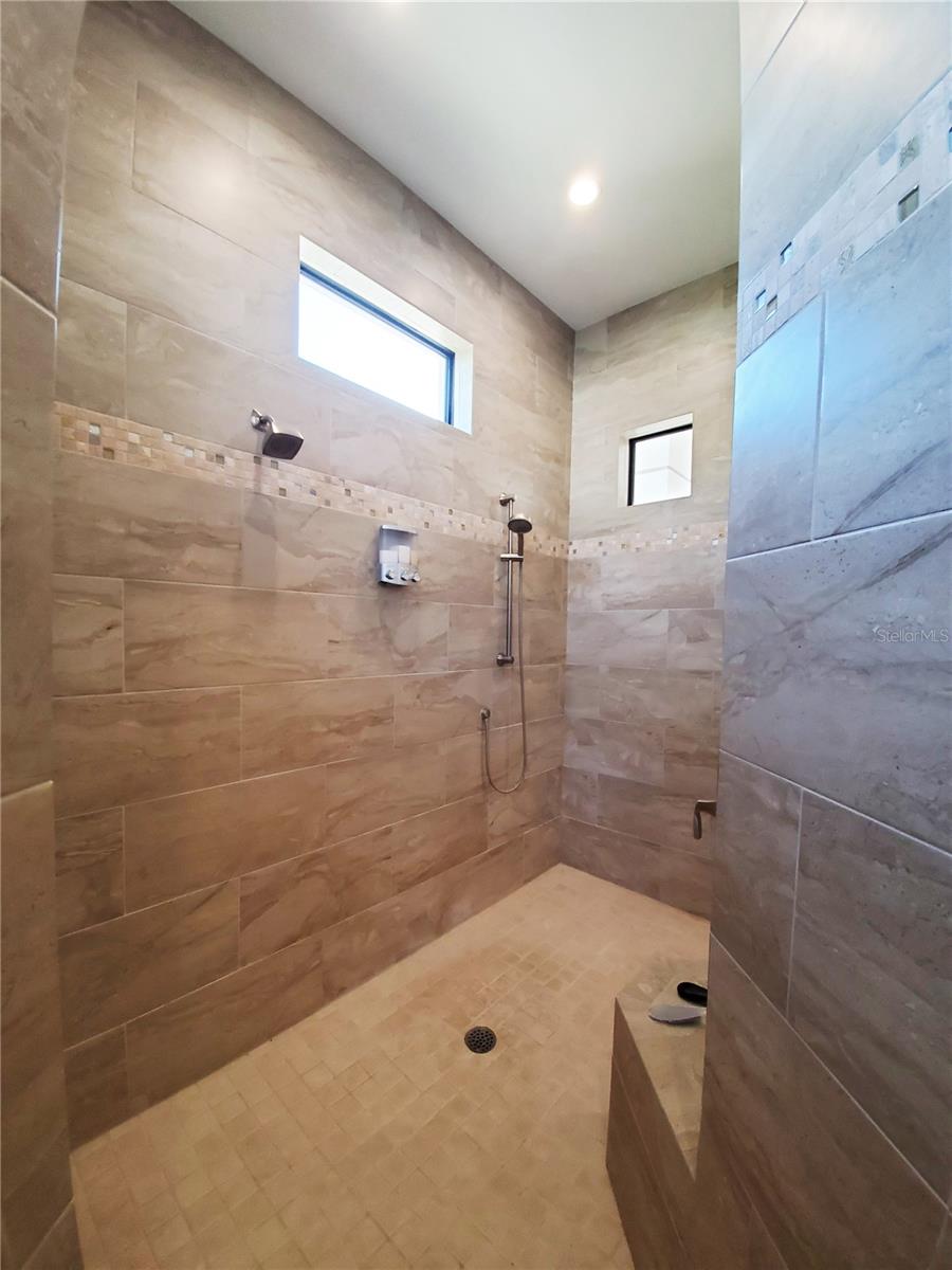 Image 19 of 52 For 185 Colony Point Dr.