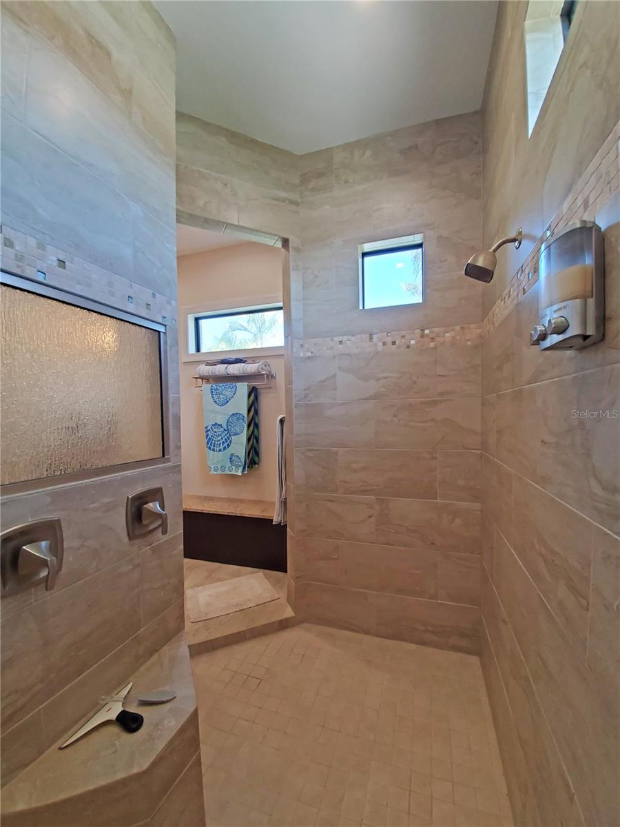 Image 21 of 52 For 185 Colony Point Dr.