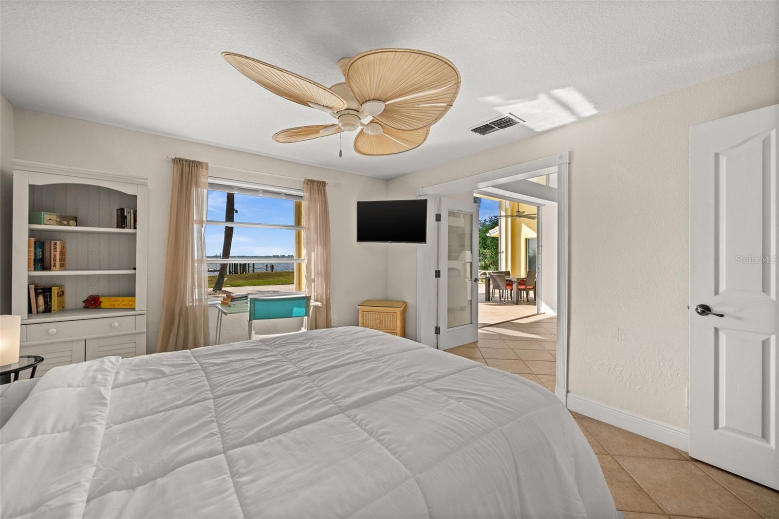 Image 25 of 50 For 264 Bayshore Drive