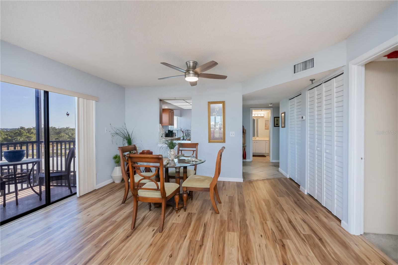 Image 20 of 73 For 1001 Benjamin Franklin Drive 406