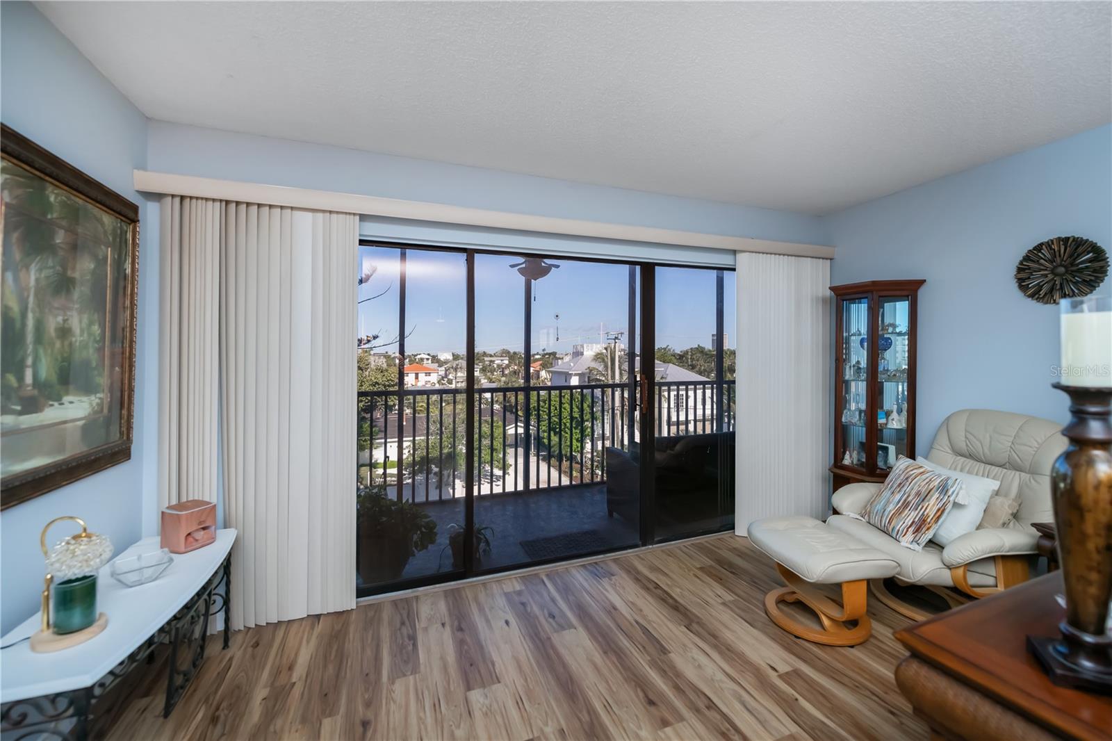 Image 29 of 73 For 1001 Benjamin Franklin Drive 406