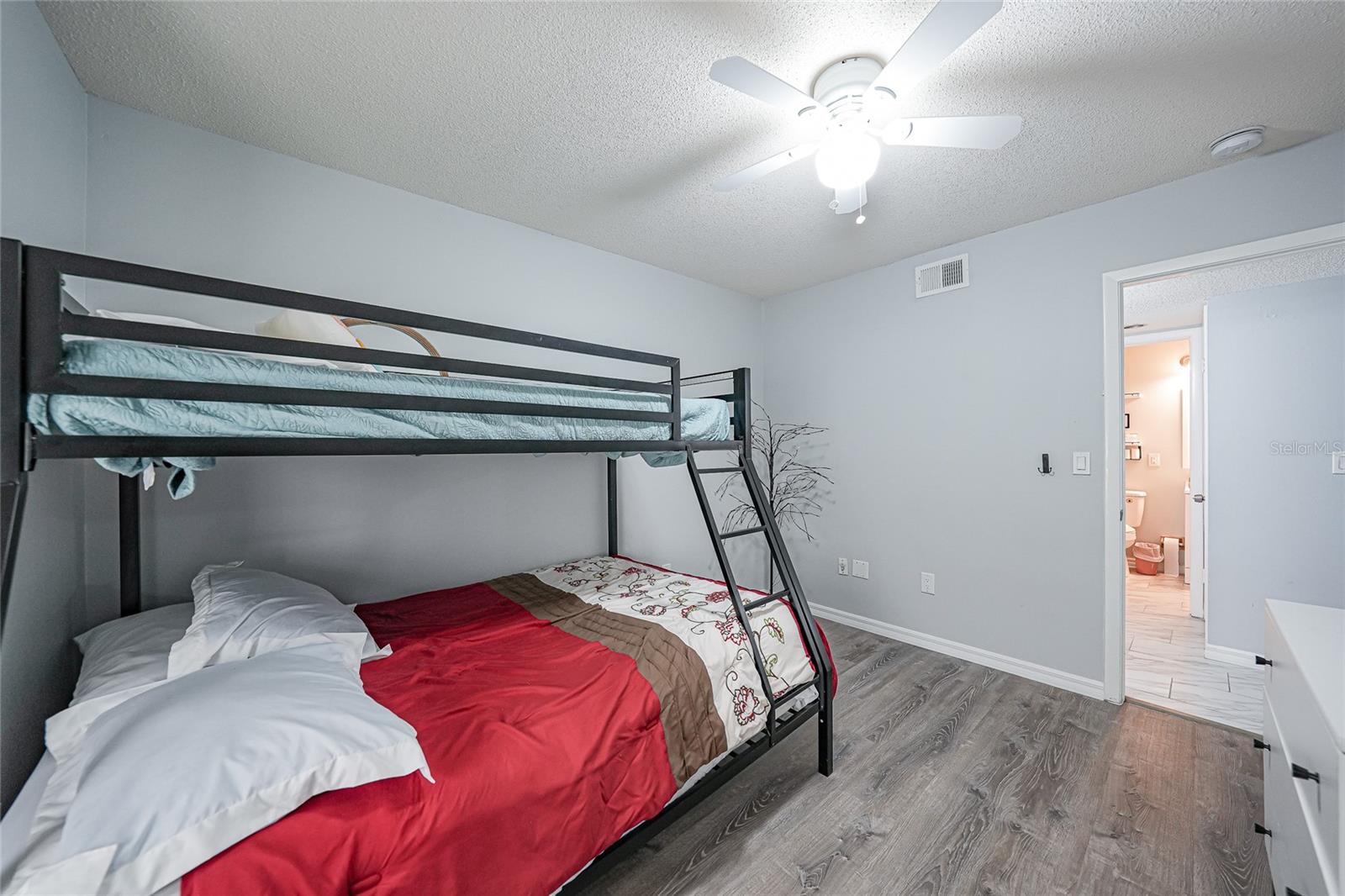 Image 23 of 48 For 2231 Hariet Street