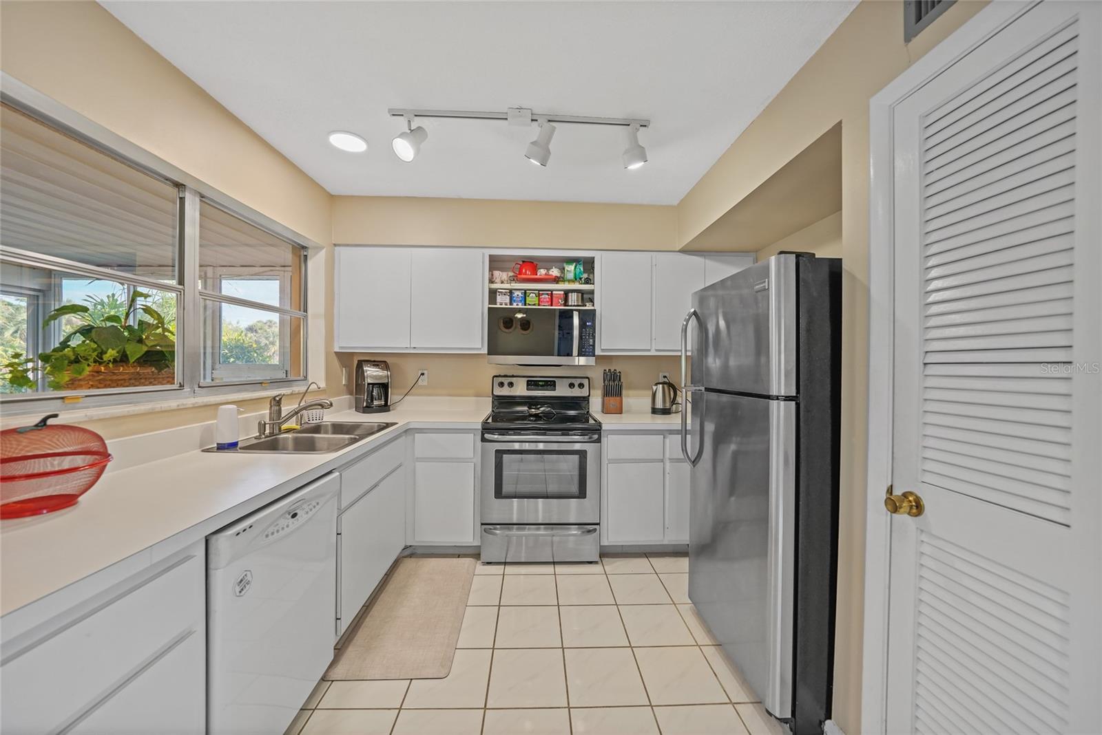 Image 9 of 28 For 2155 Lakeshore Circle