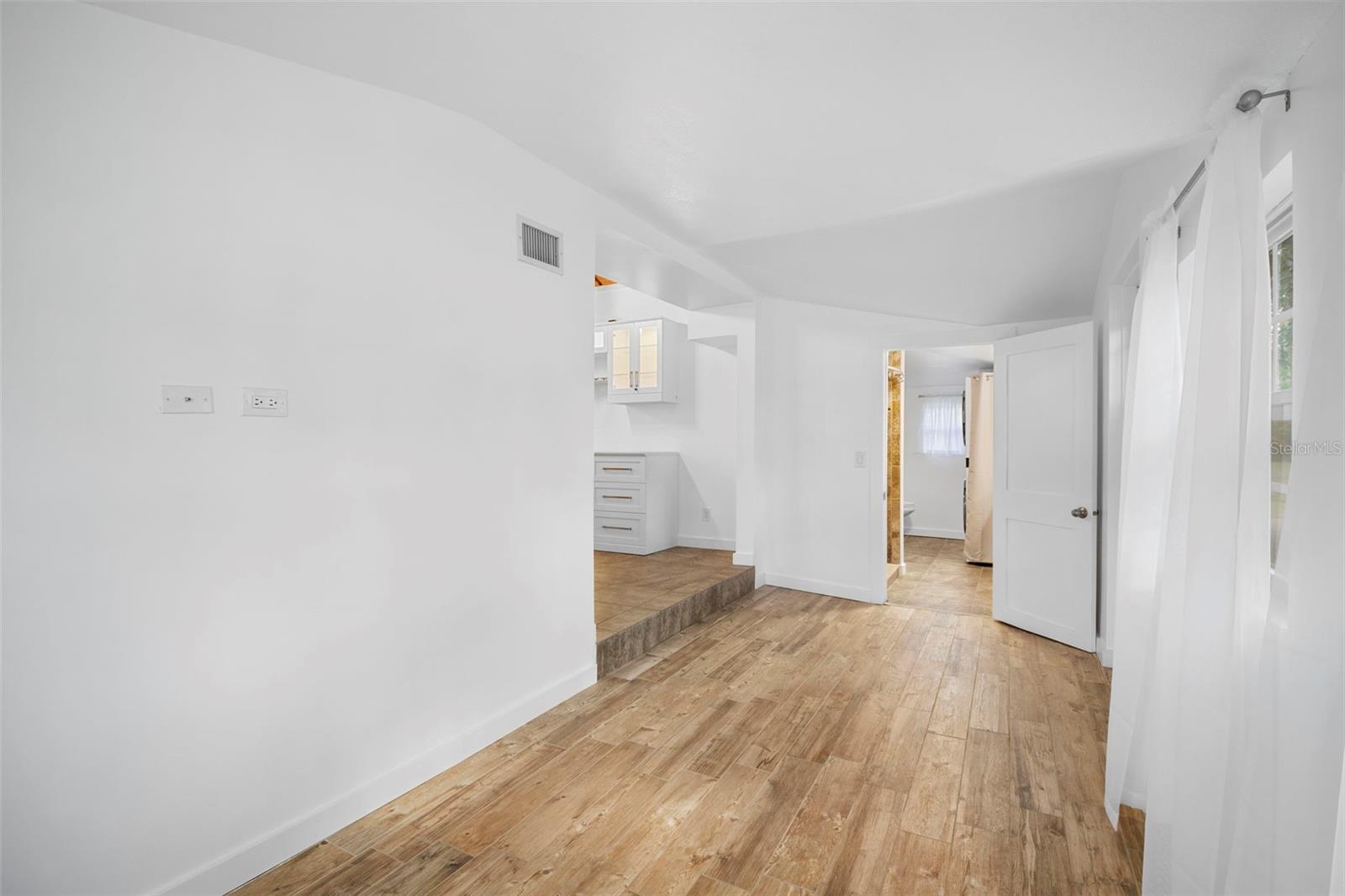 Image 4 of 30 For 2210 Dixie Avenue