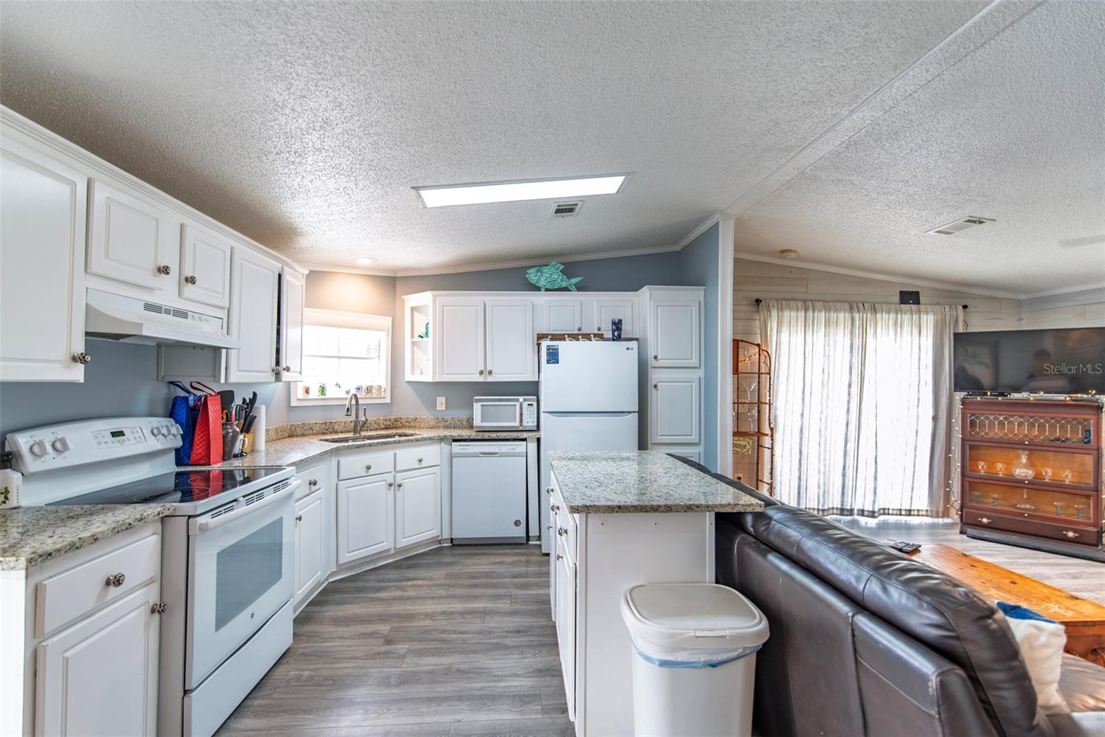 Image 6 of 25 For 8 Holland Drive