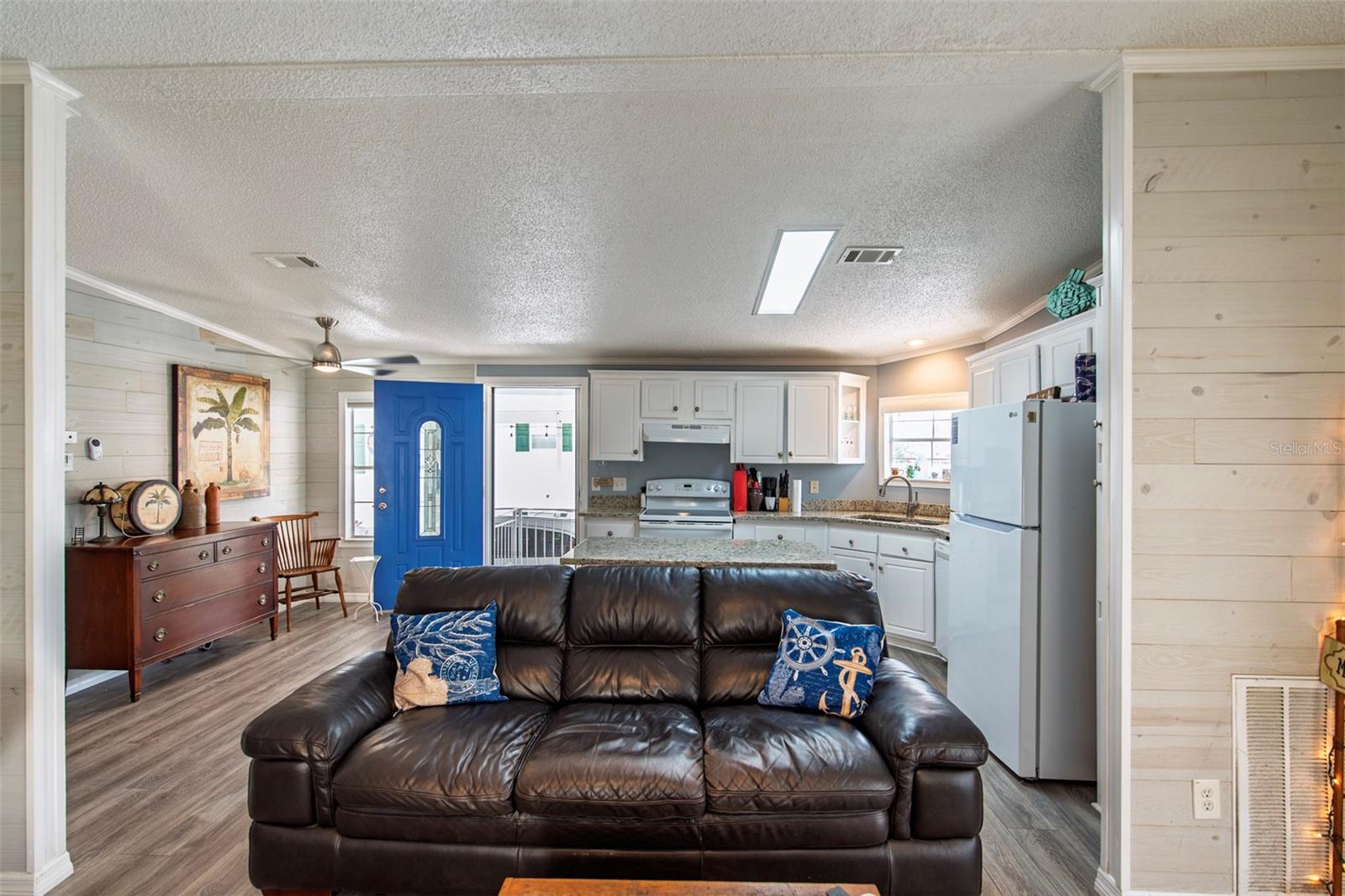 Image 7 of 25 For 8 Holland Drive