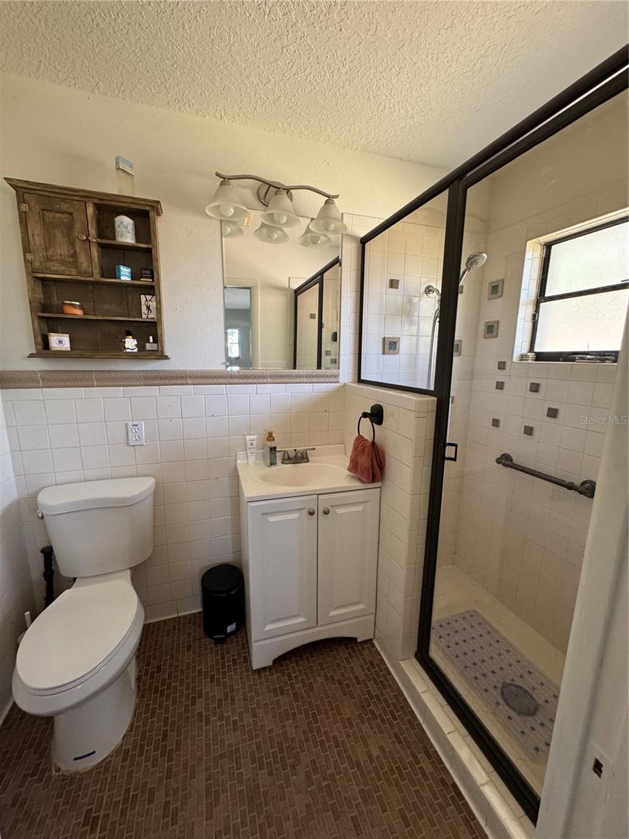 Image 34 of 38 For 701 Roanoke Place