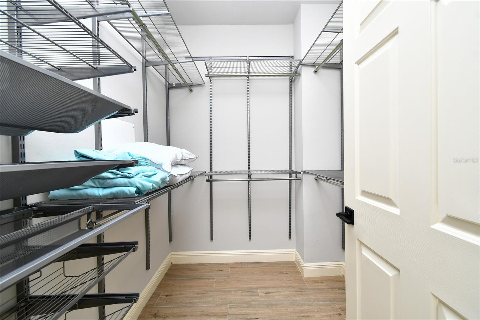 Image 24 of 42 For 3321 Sunset Key Circle 408