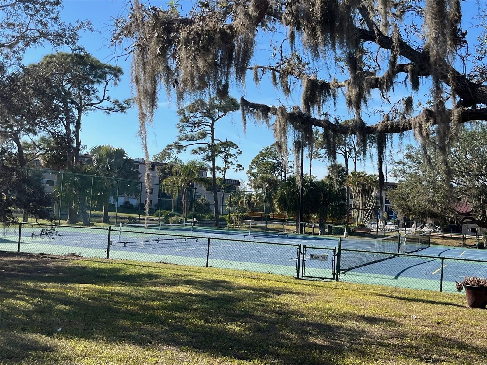 Image 32 of 36 For 23465 Harborview Road 1006