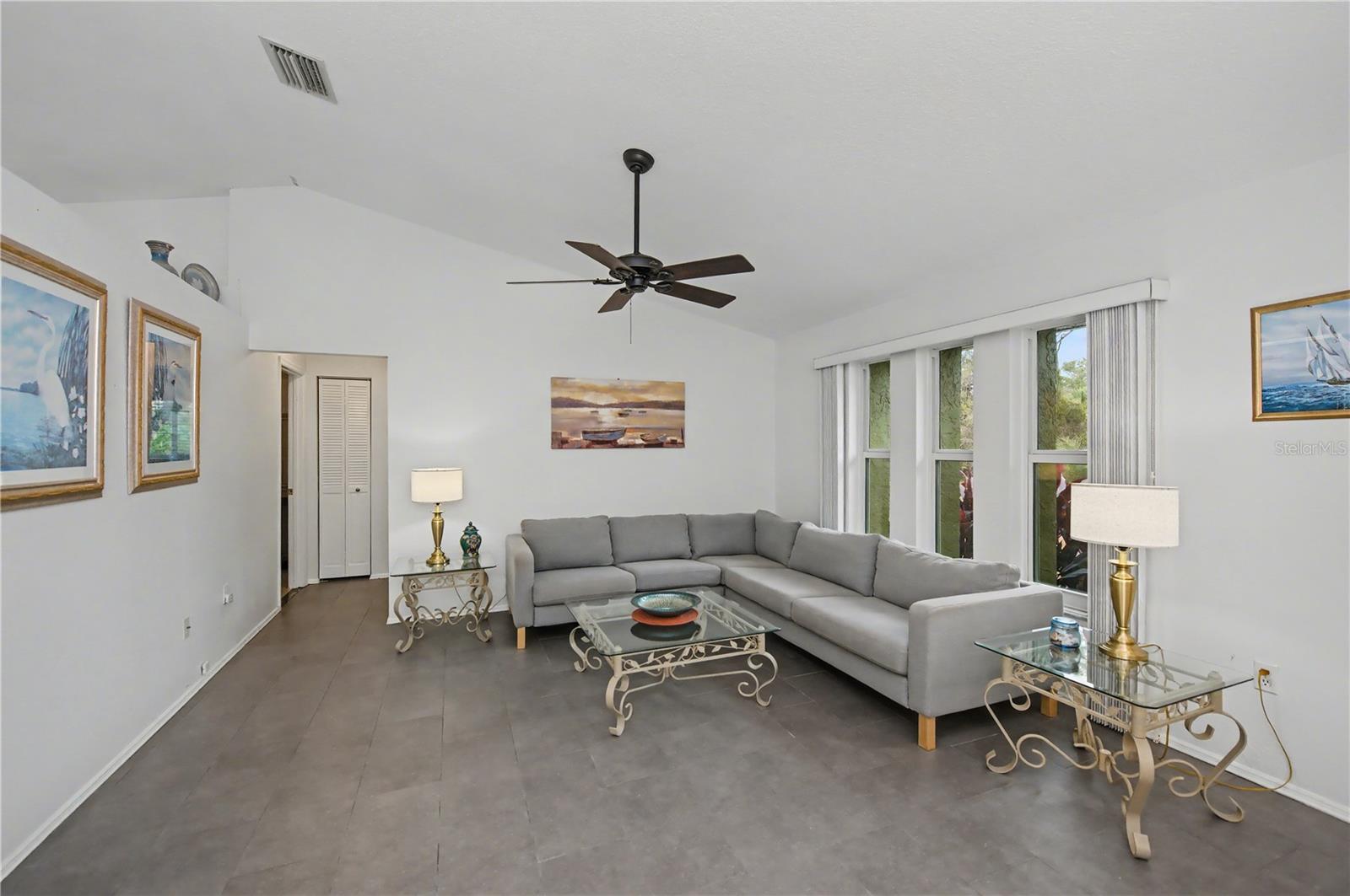 Listing photo id 9 for 21311 Leonard Avenue