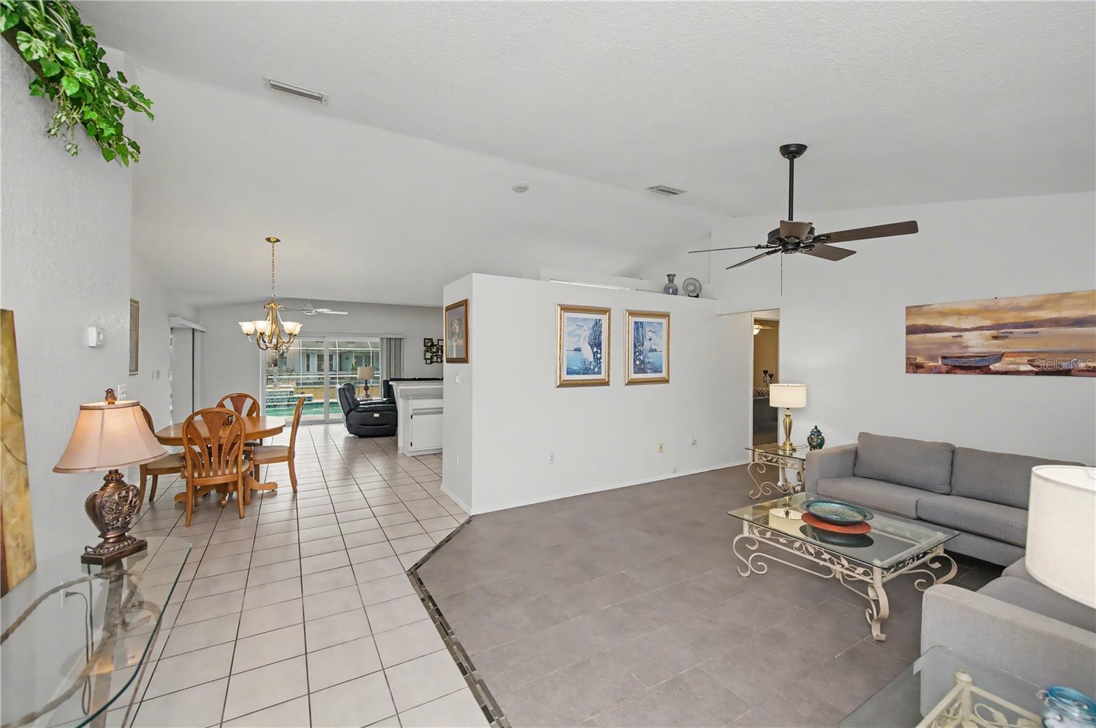 Listing photo id 10 for 21311 Leonard Avenue