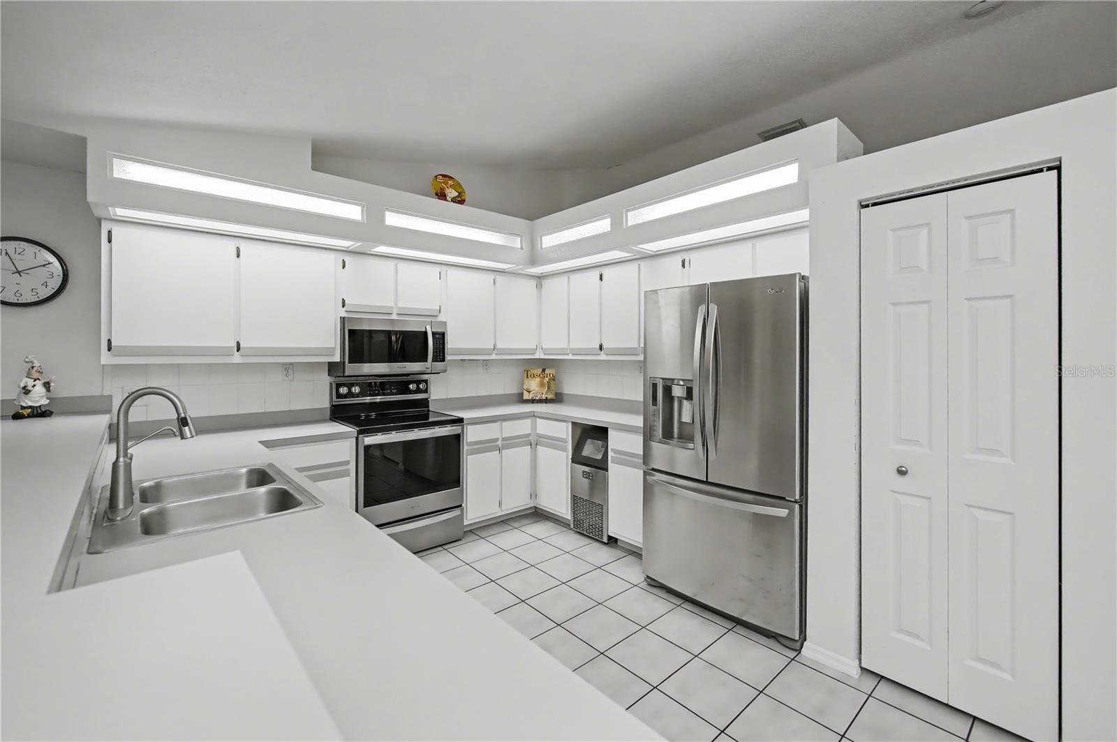 Listing photo id 12 for 21311 Leonard Avenue