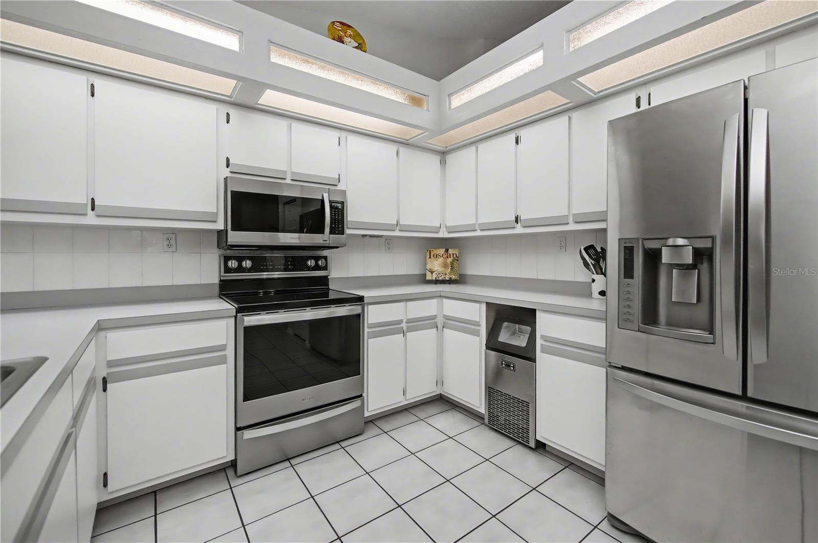 Listing photo id 13 for 21311 Leonard Avenue