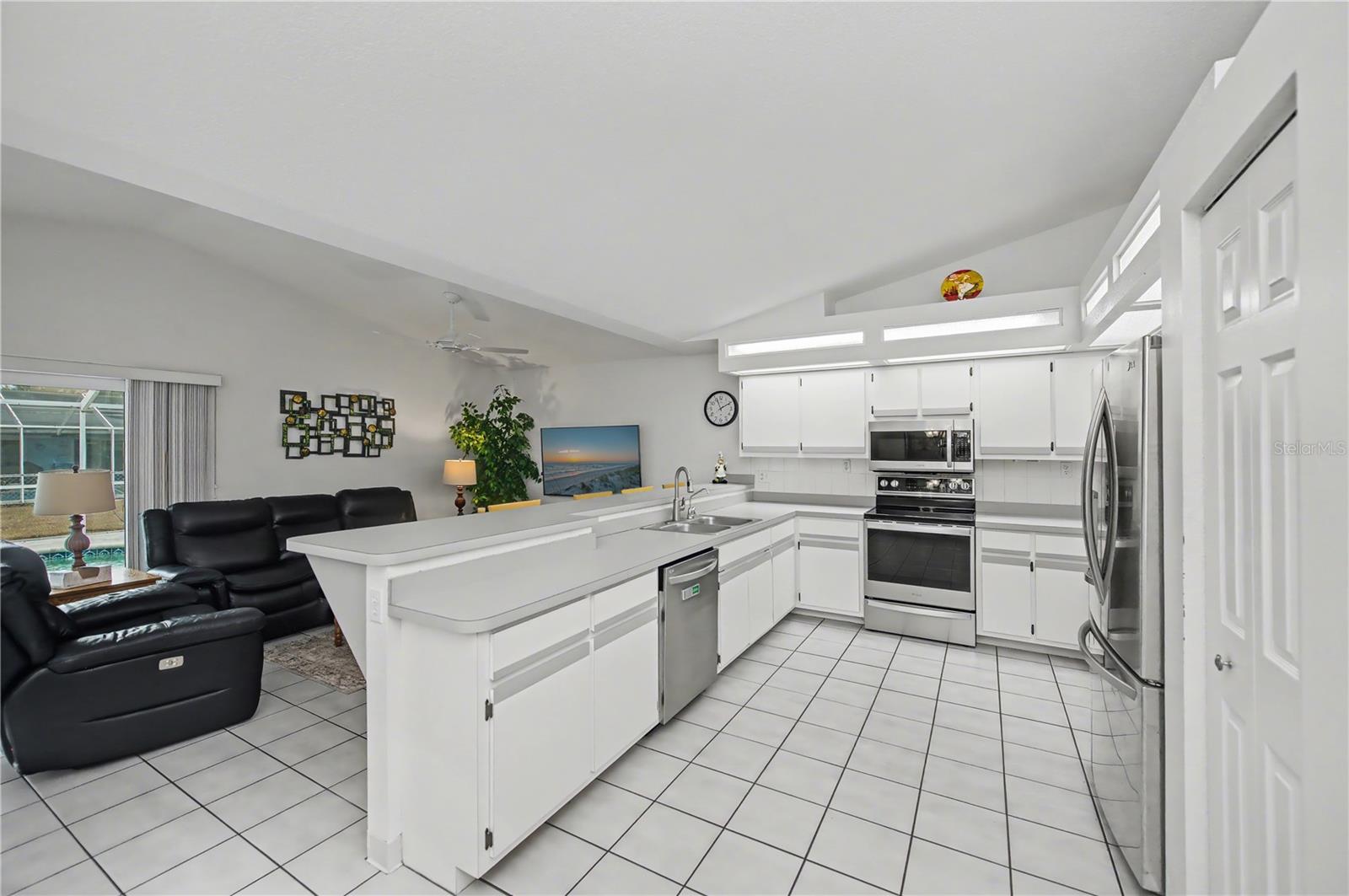 Listing photo id 14 for 21311 Leonard Avenue