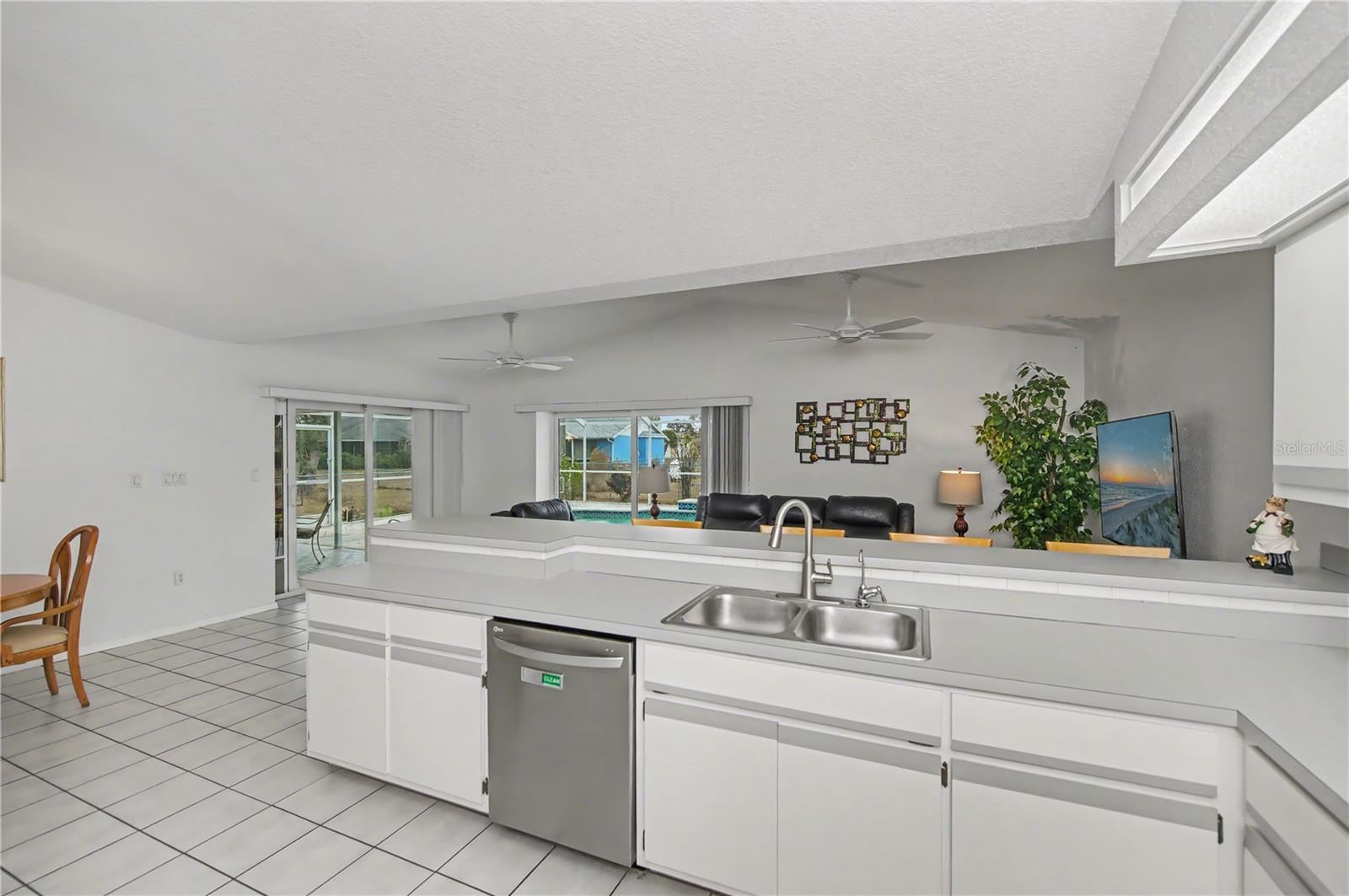 Listing photo id 15 for 21311 Leonard Avenue