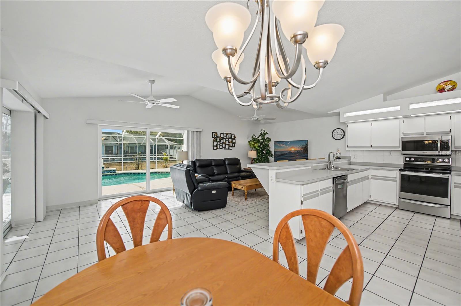 Listing photo id 19 for 21311 Leonard Avenue