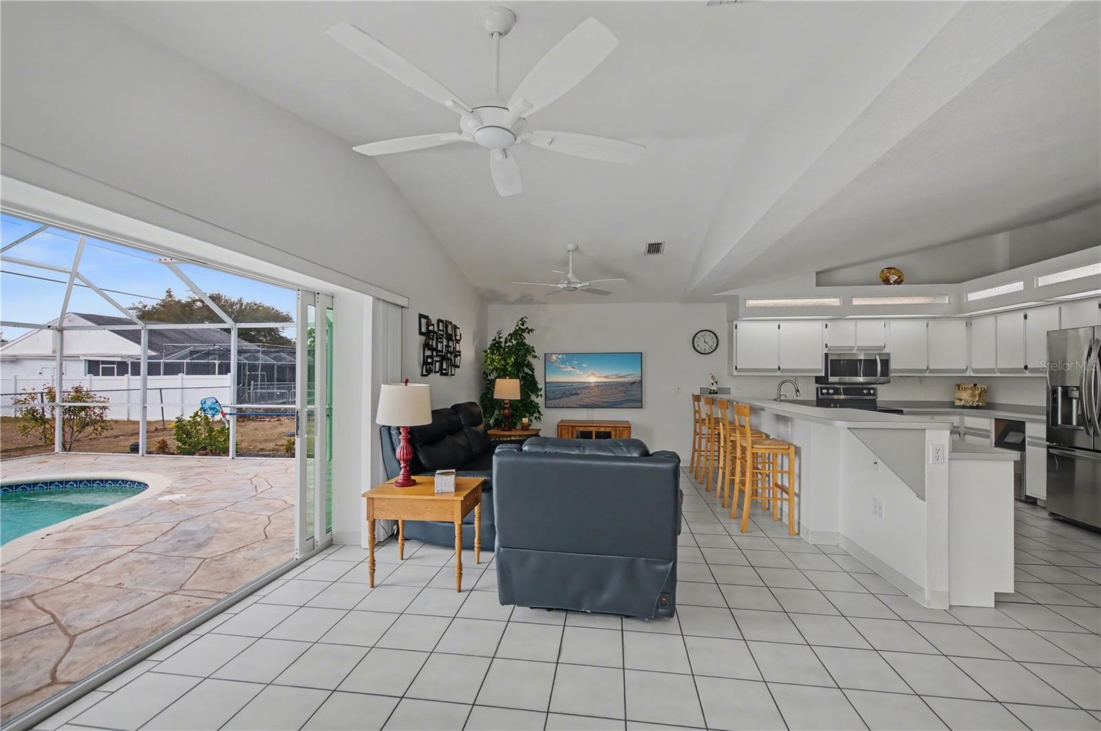 Listing photo id 24 for 21311 Leonard Avenue